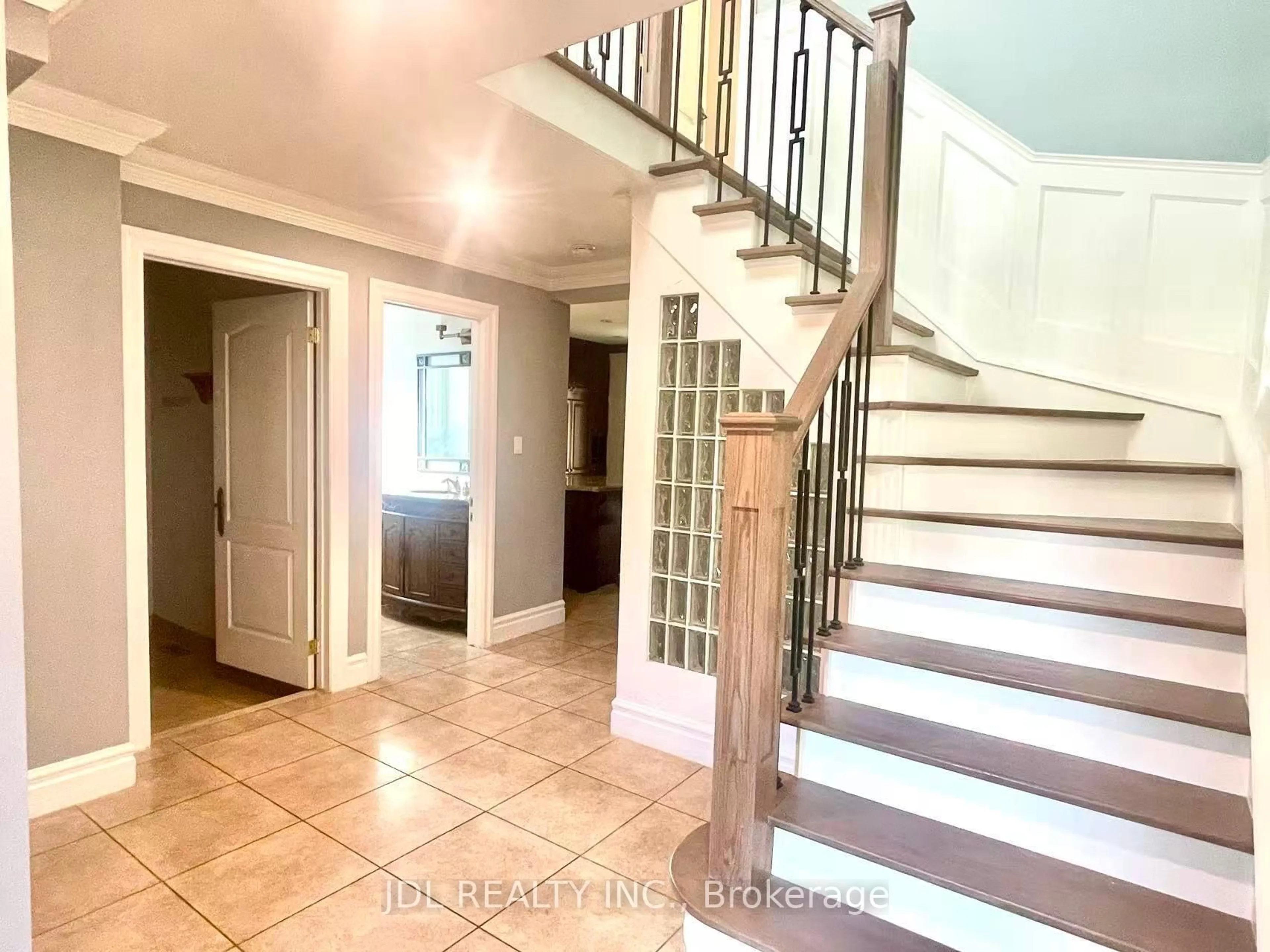 Indoor entryway for 18 Findhorn Cres, Vaughan Ontario L6A 1M2