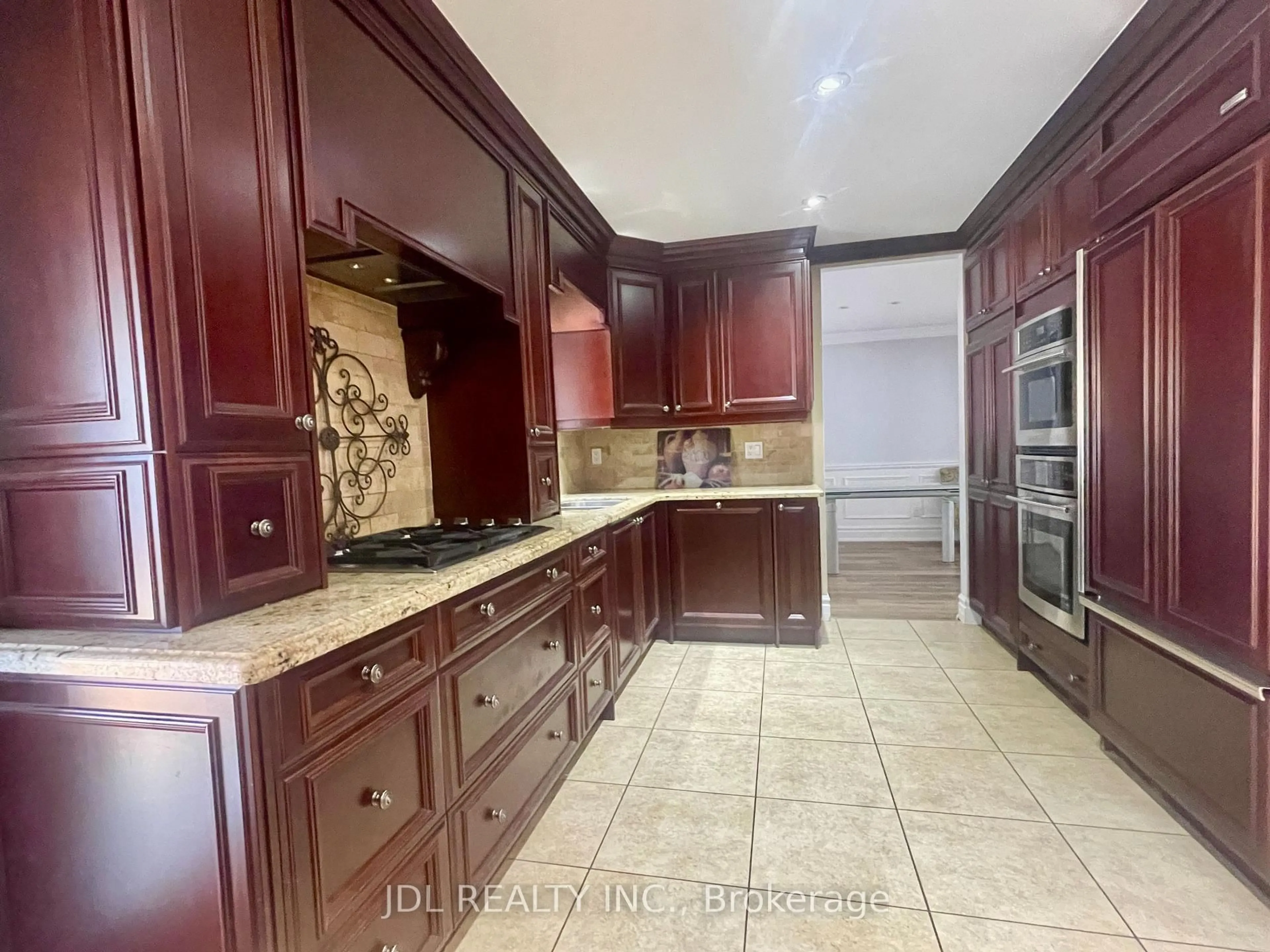 Kitchen with laundary machines, ceramic/tile floor for 18 Findhorn Cres, Vaughan Ontario L6A 1M2