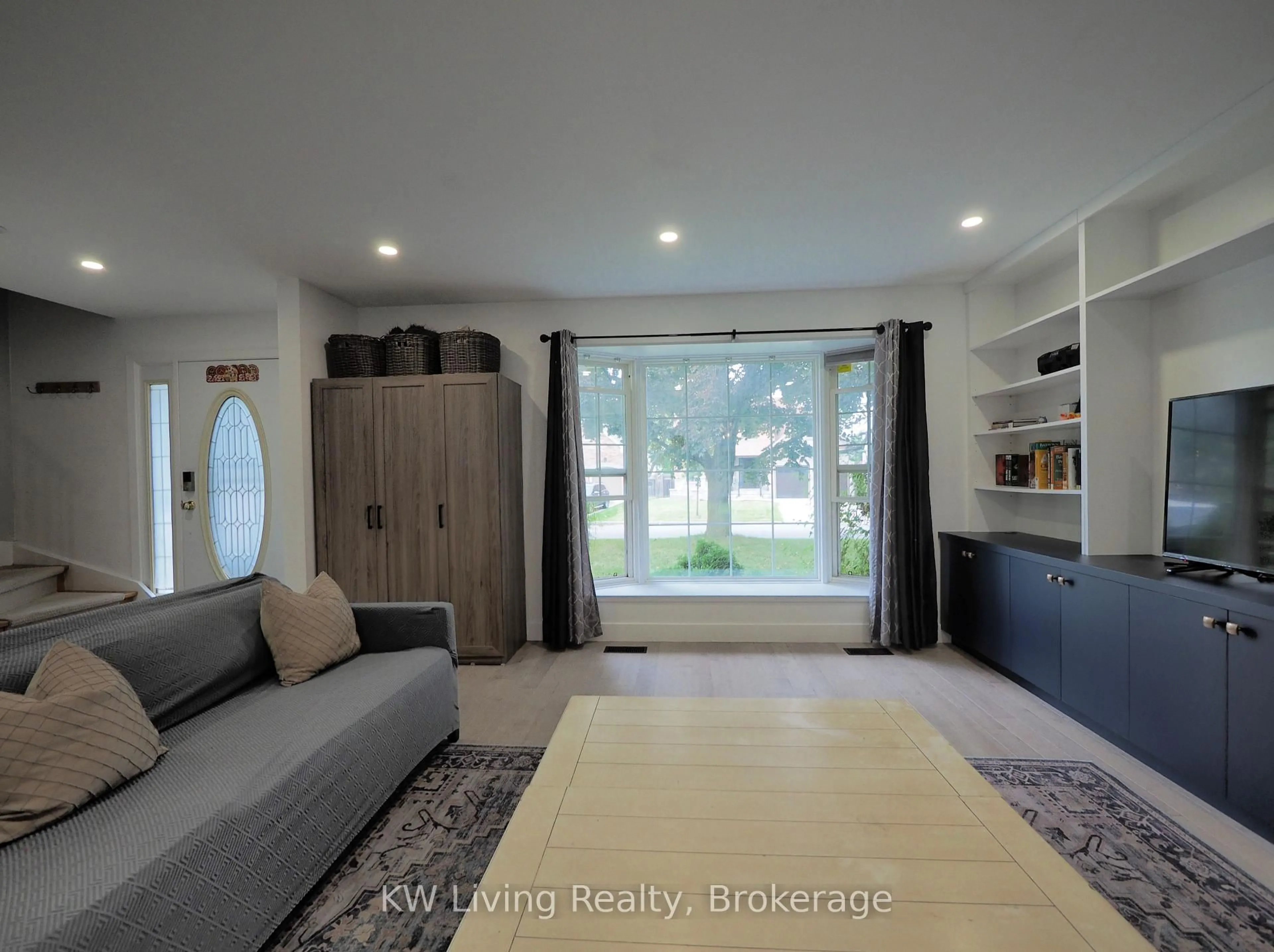 Living room with furniture, unknown for 25 Gladiator Rd, Markham Ontario L3P 1J1