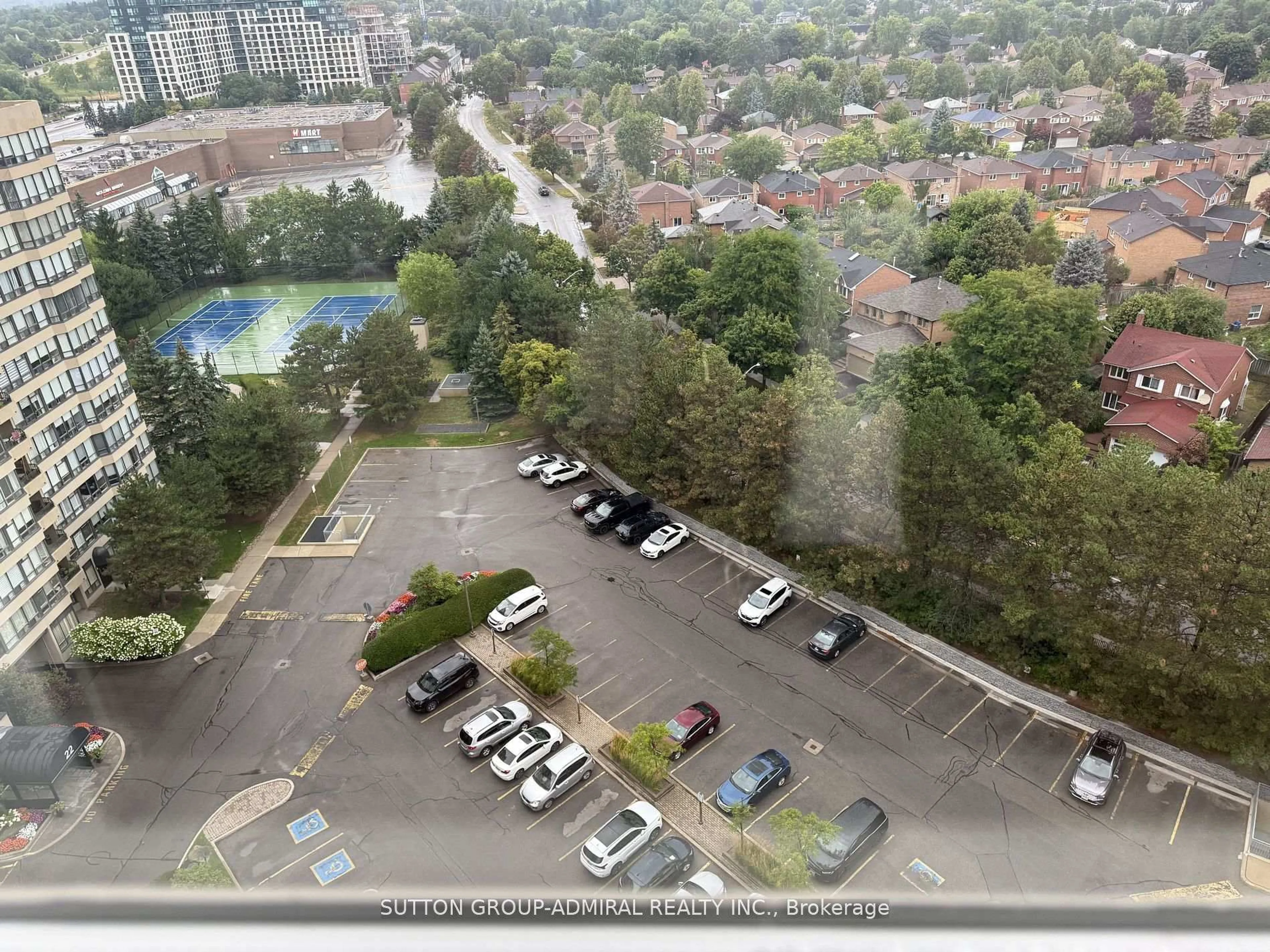 A pic from outside/outdoor area/front of a property/back of a property/a pic from drone, city buildings view from balcony for 32 CLARISSA Dr #PH27, Richmond Hill Ontario L4C 9R7