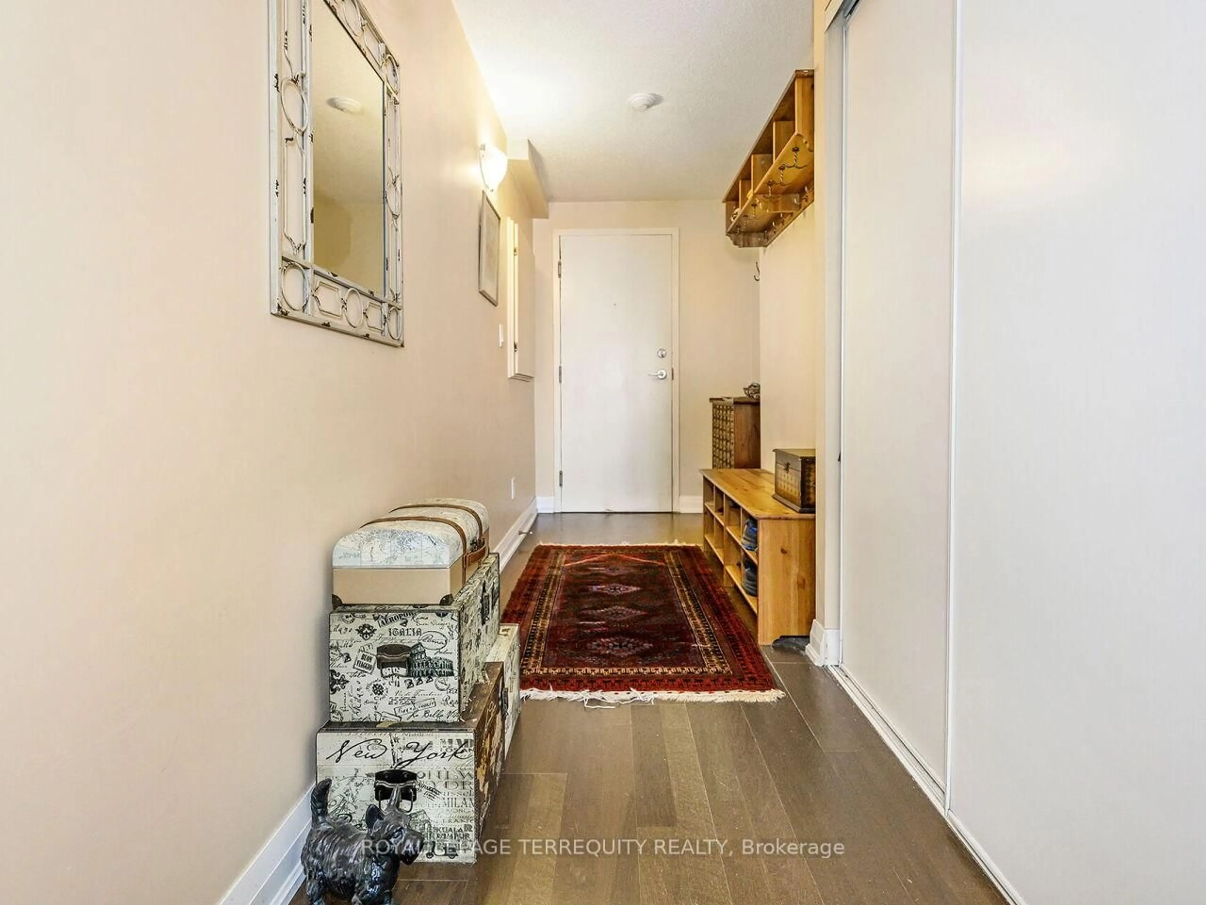 Indoor entryway for 35 Hunt Ave #503, Richmond Hill Ontario L4C 4H1