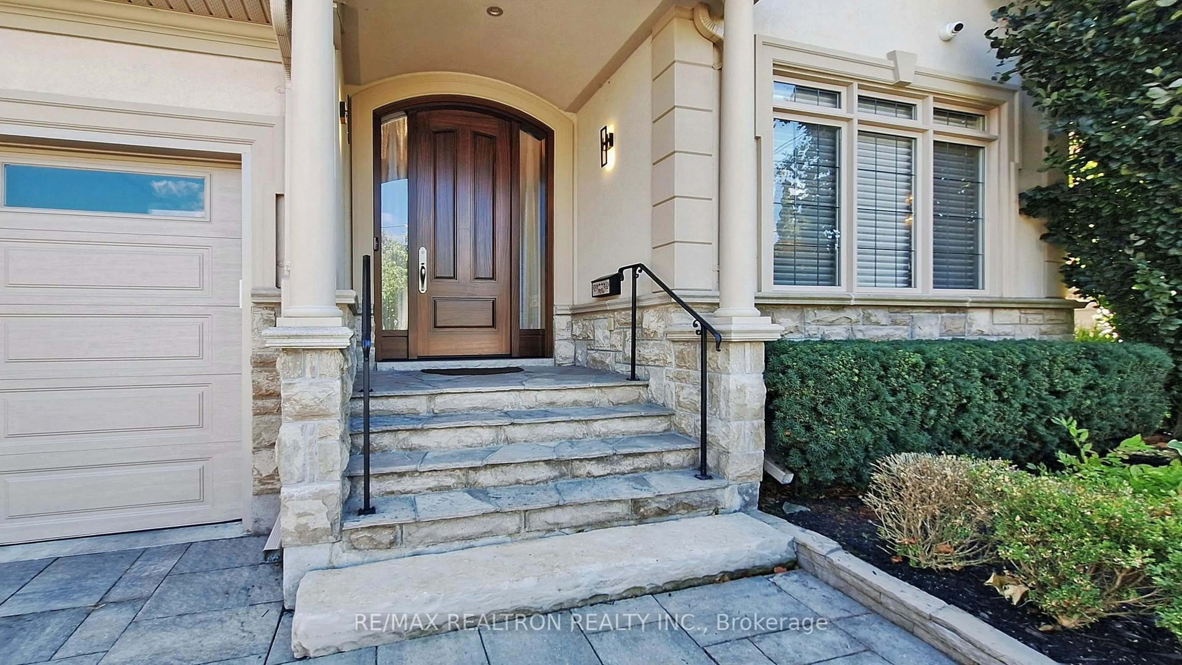 Indoor entryway for 97 Tyler St, Aurora Ontario L4G 2N4