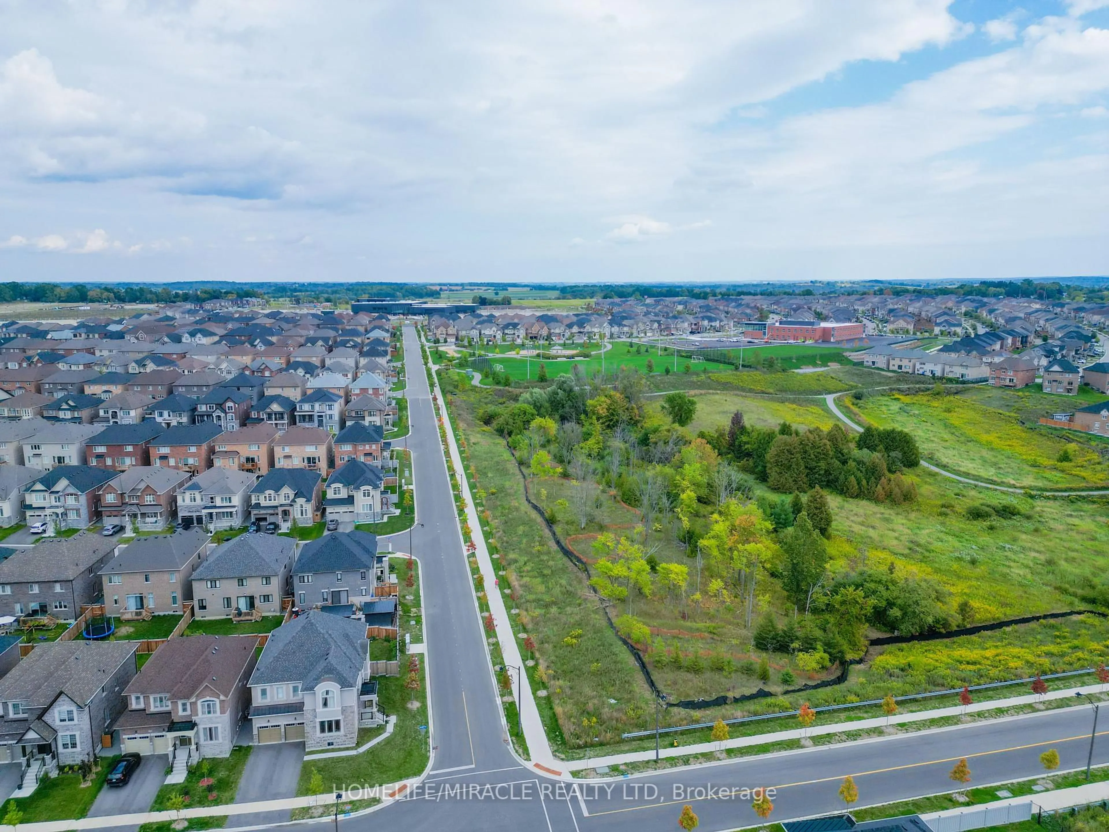 A pic from outside/outdoor area/front of a property/back of a property/a pic from drone, unknown for 126 Petal Ave, East Gwillimbury Ontario L9N 0Y4