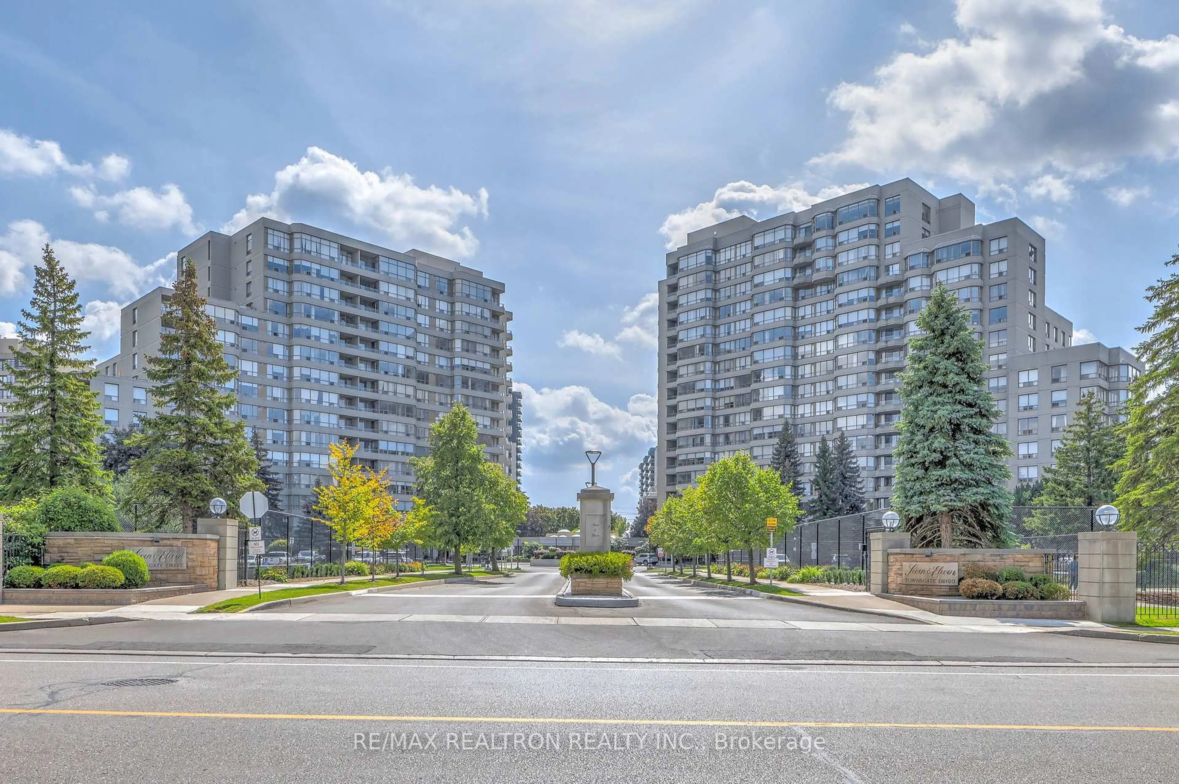 A pic from outside/outdoor area/front of a property/back of a property/a pic from drone, street for 11 Townsgate Dr #206, Vaughan Ontario L4J 8G4