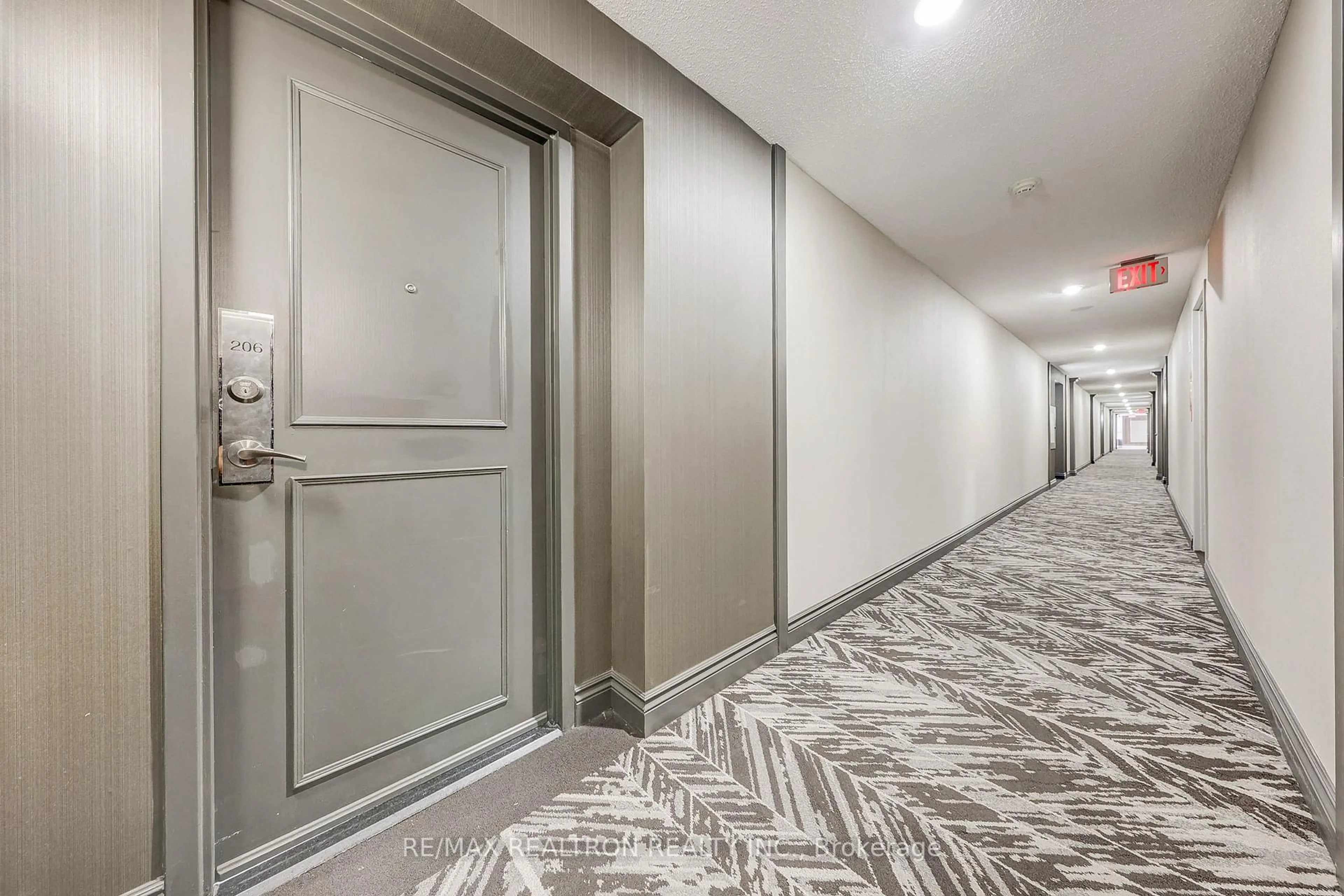 Indoor foyer for 11 Townsgate Dr #206, Vaughan Ontario L4J 8G4