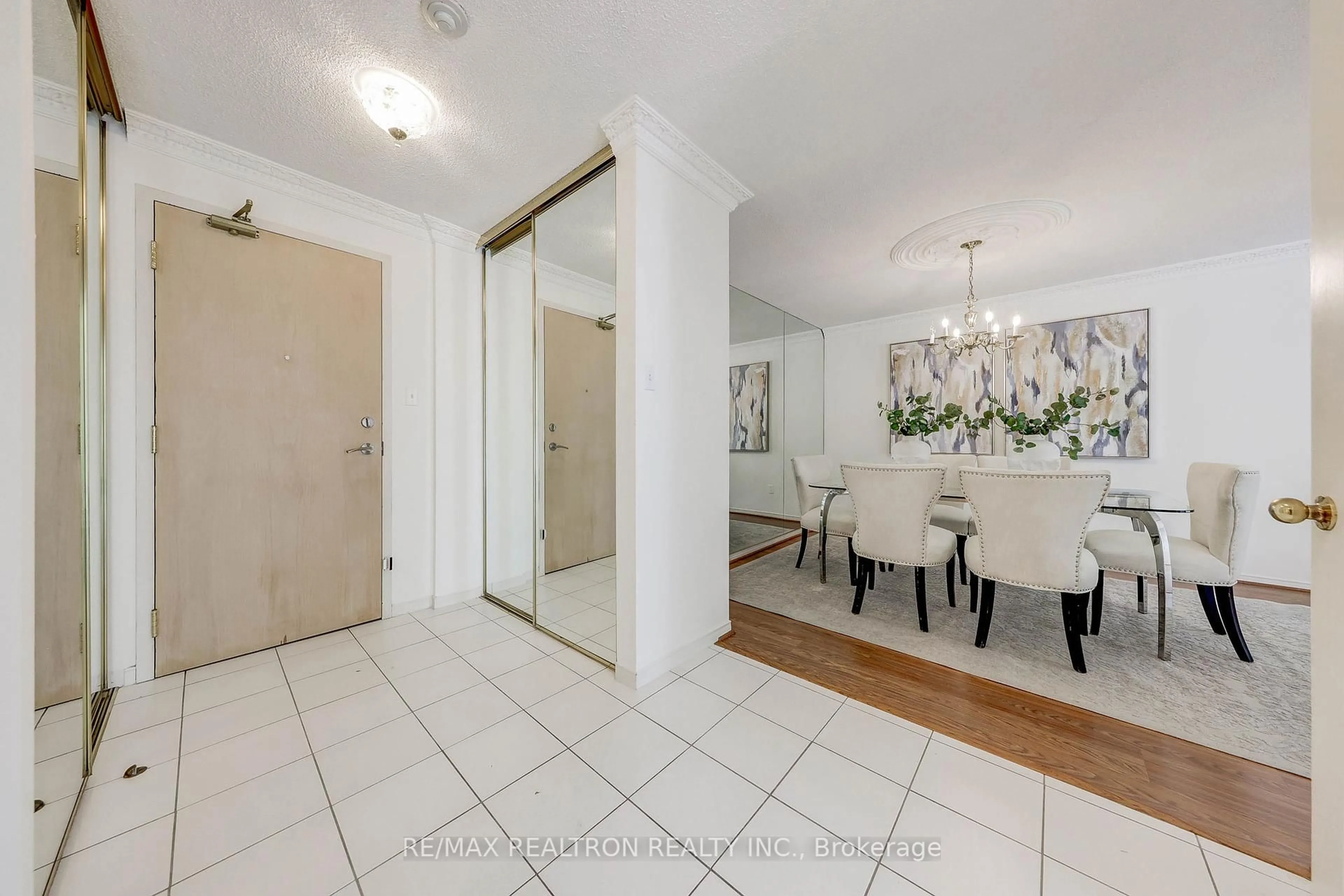 Dining room, ceramic/tile floor for 11 Townsgate Dr #206, Vaughan Ontario L4J 8G4