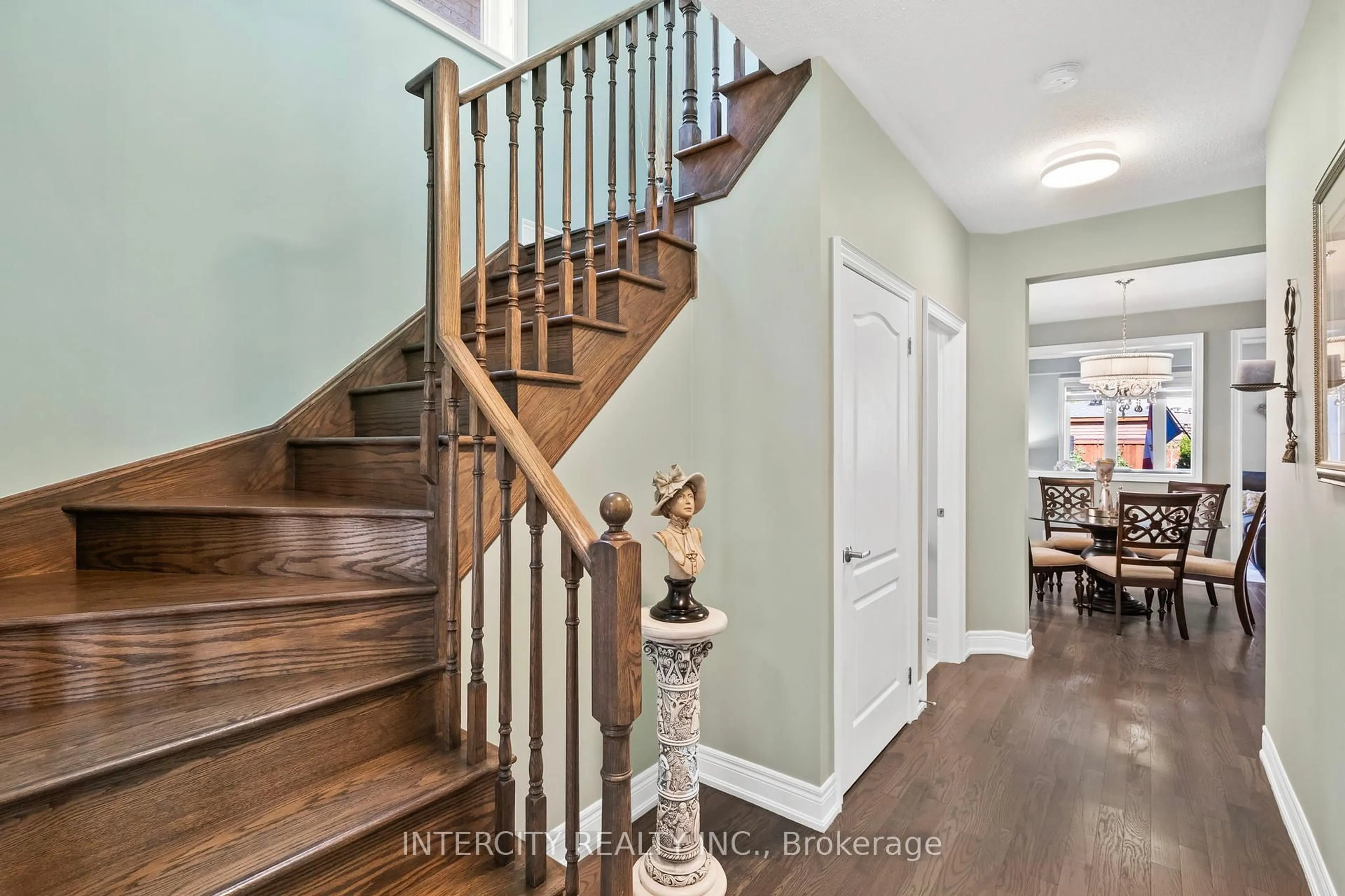 Indoor entryway for 5 Wilke Tr, Bradford West Gwillimbury Ontario L3Z 0S8