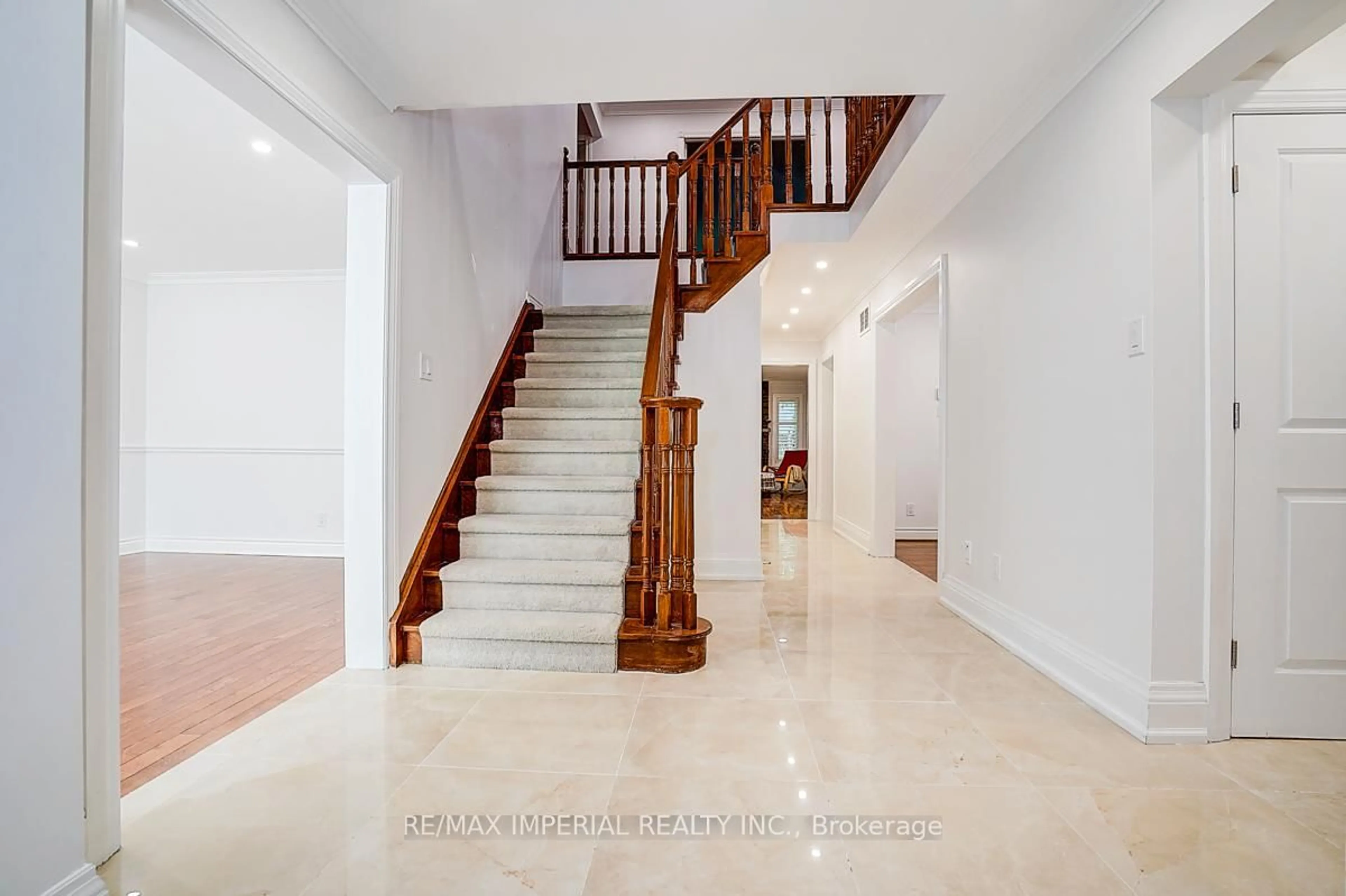 Indoor foyer for 144 Marsi Rd, Richmond Hill Ontario L4C 5S8