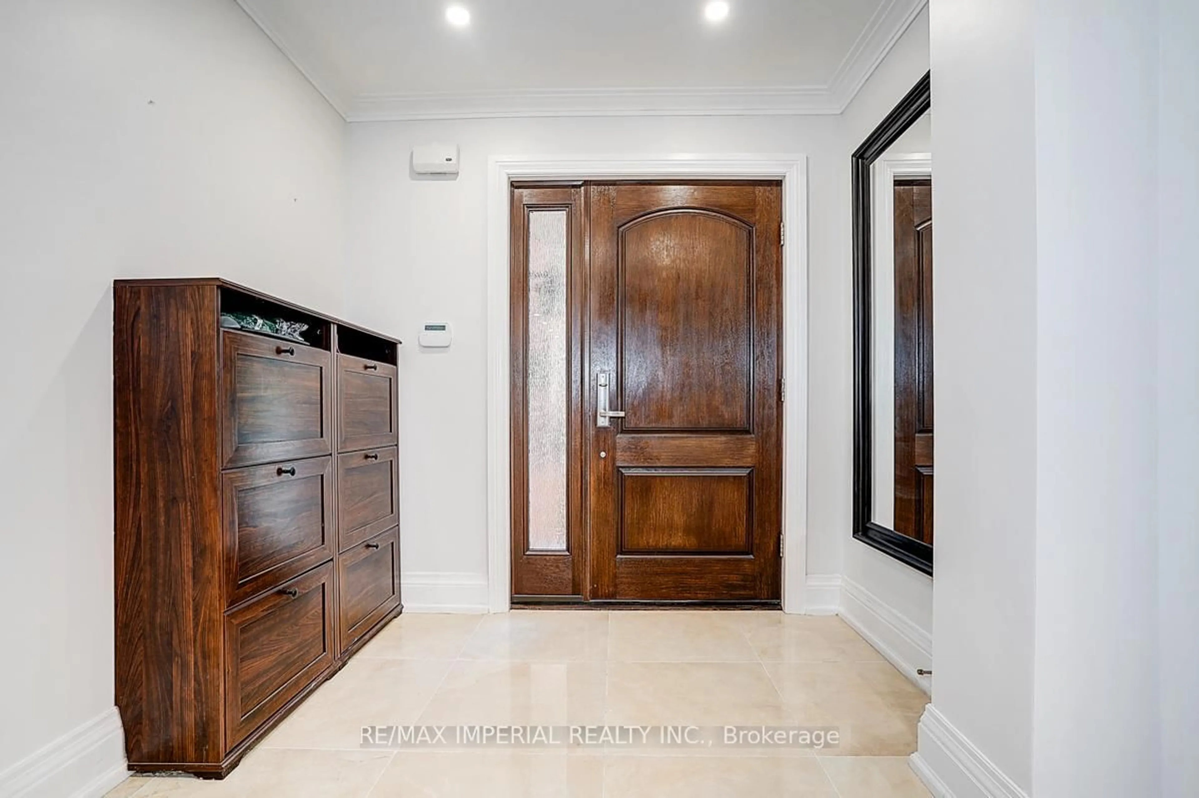 Indoor foyer for 144 Marsi Rd, Richmond Hill Ontario L4C 5S8