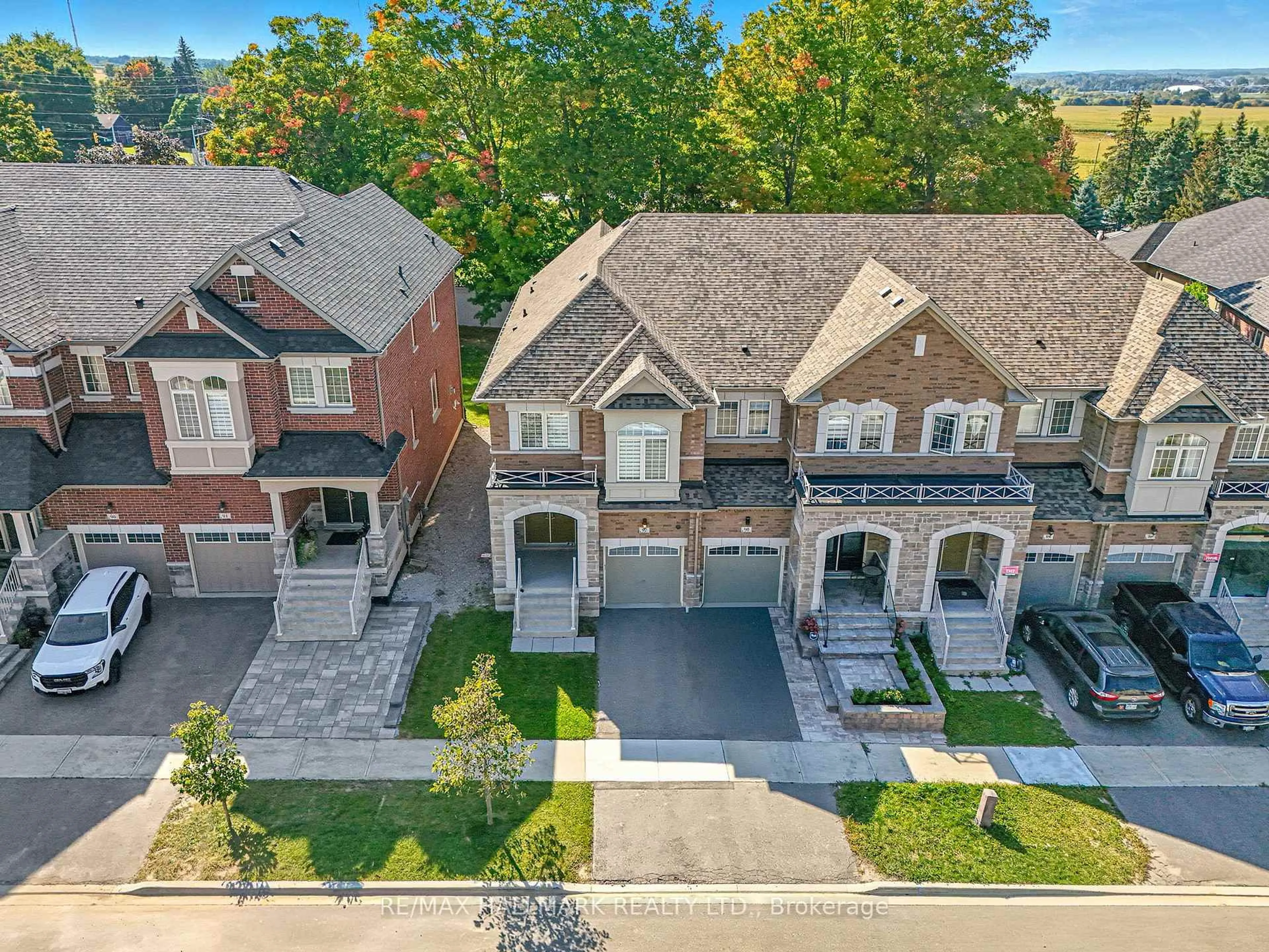 A pic from outside/outdoor area/front of a property/back of a property/a pic from drone, street for 92 Drizzel Cres, Richmond Hill Ontario L4E 2Z1