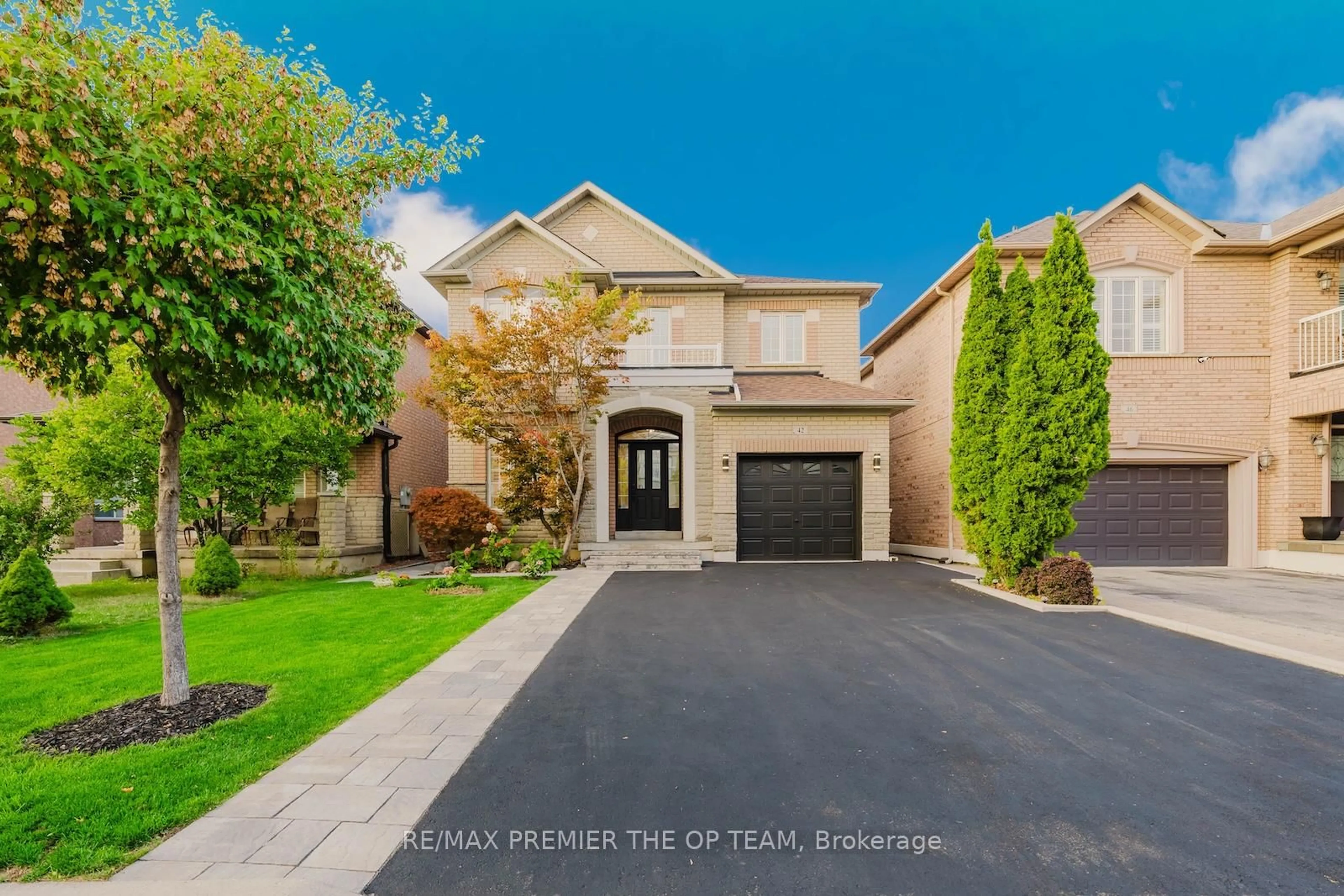 A pic from outside/outdoor area/front of a property/back of a property/a pic from drone, street for 42 Osprey Dr, Vaughan Ontario L4H 2G7