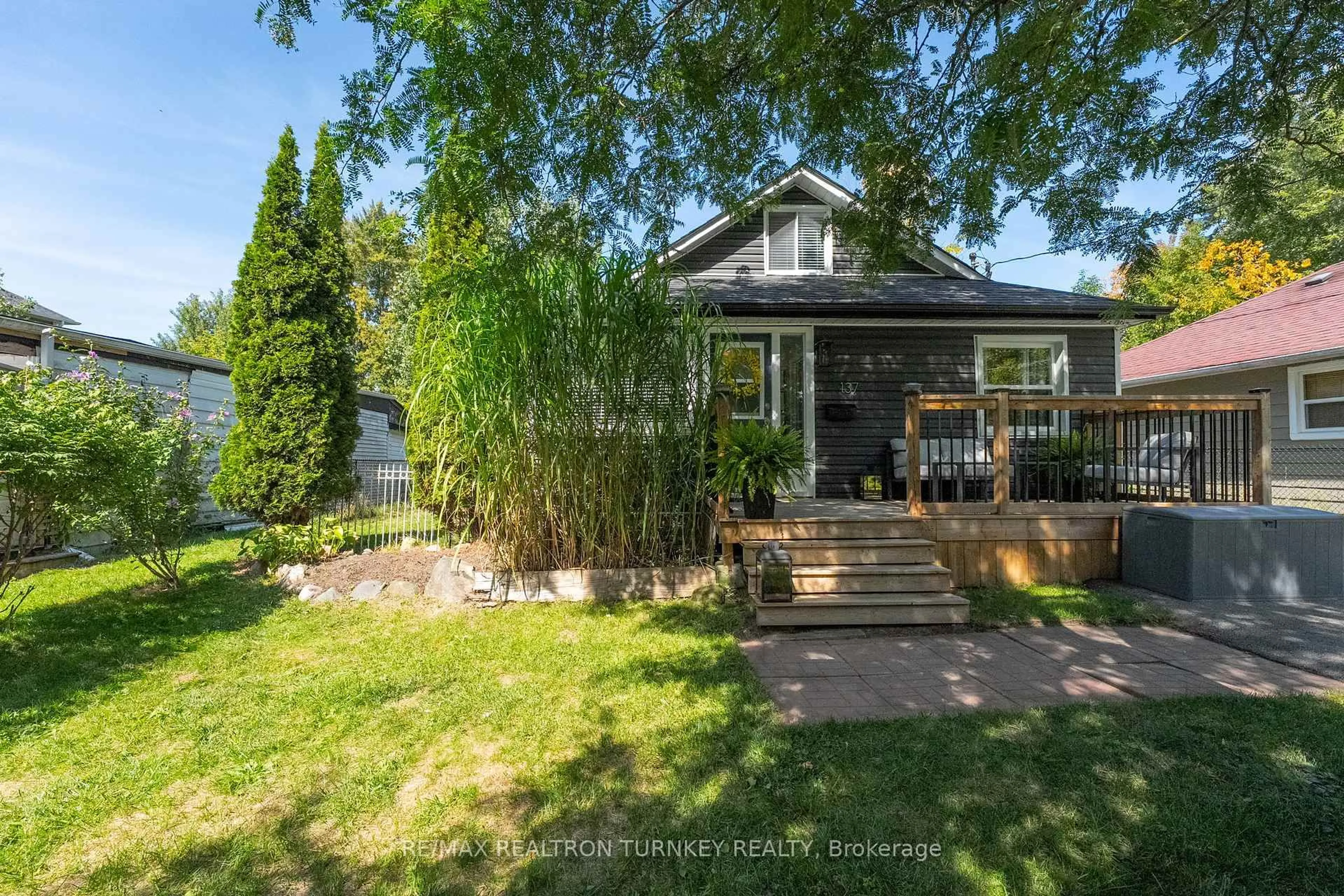 A pic from outside/outdoor area/front of a property/back of a property/a pic from drone, street for 137 Cooks Bay Dr, Georgina Ontario L4P 2M2