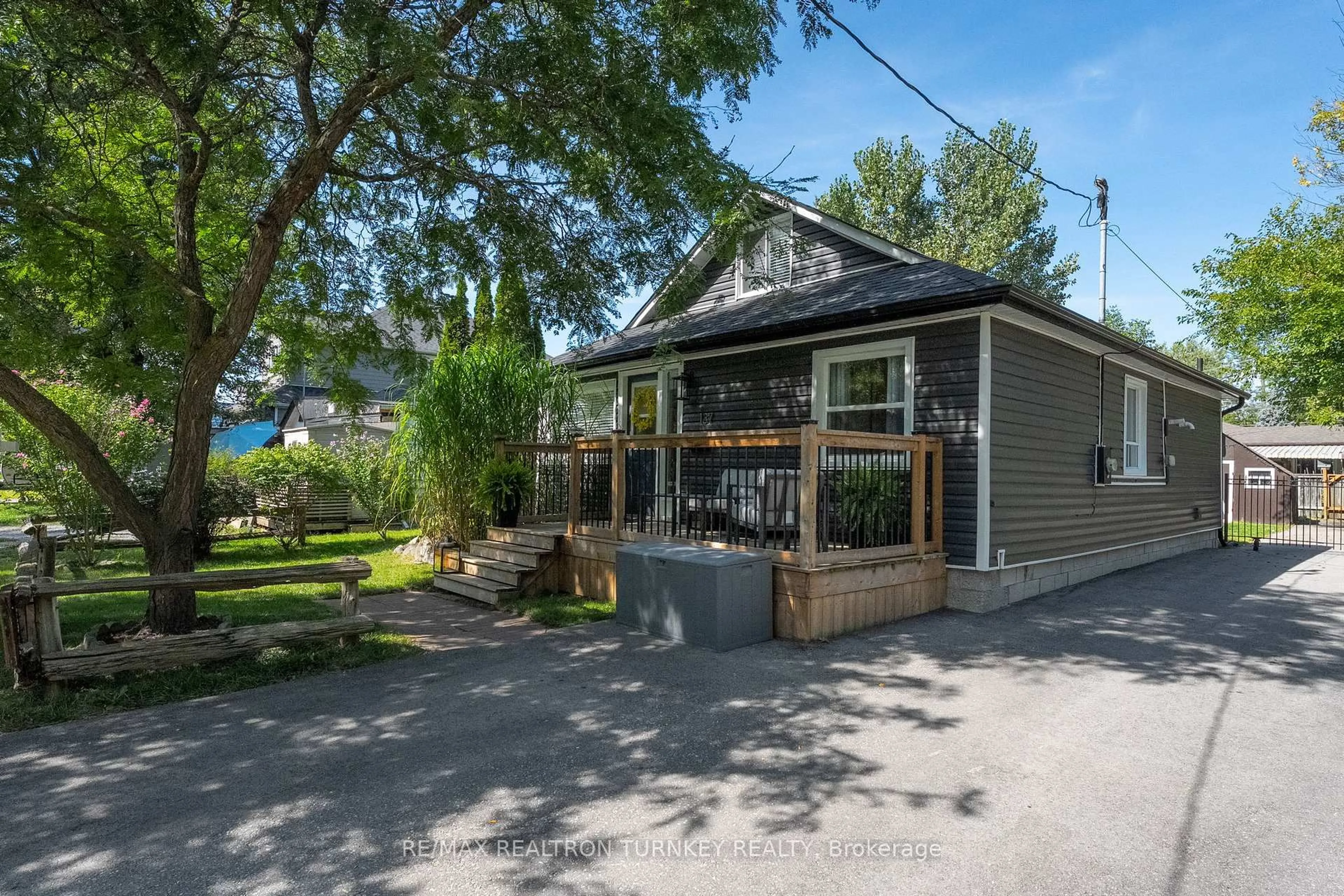 Patio, street for 137 Cooks Bay Dr, Georgina Ontario L4P 2M2