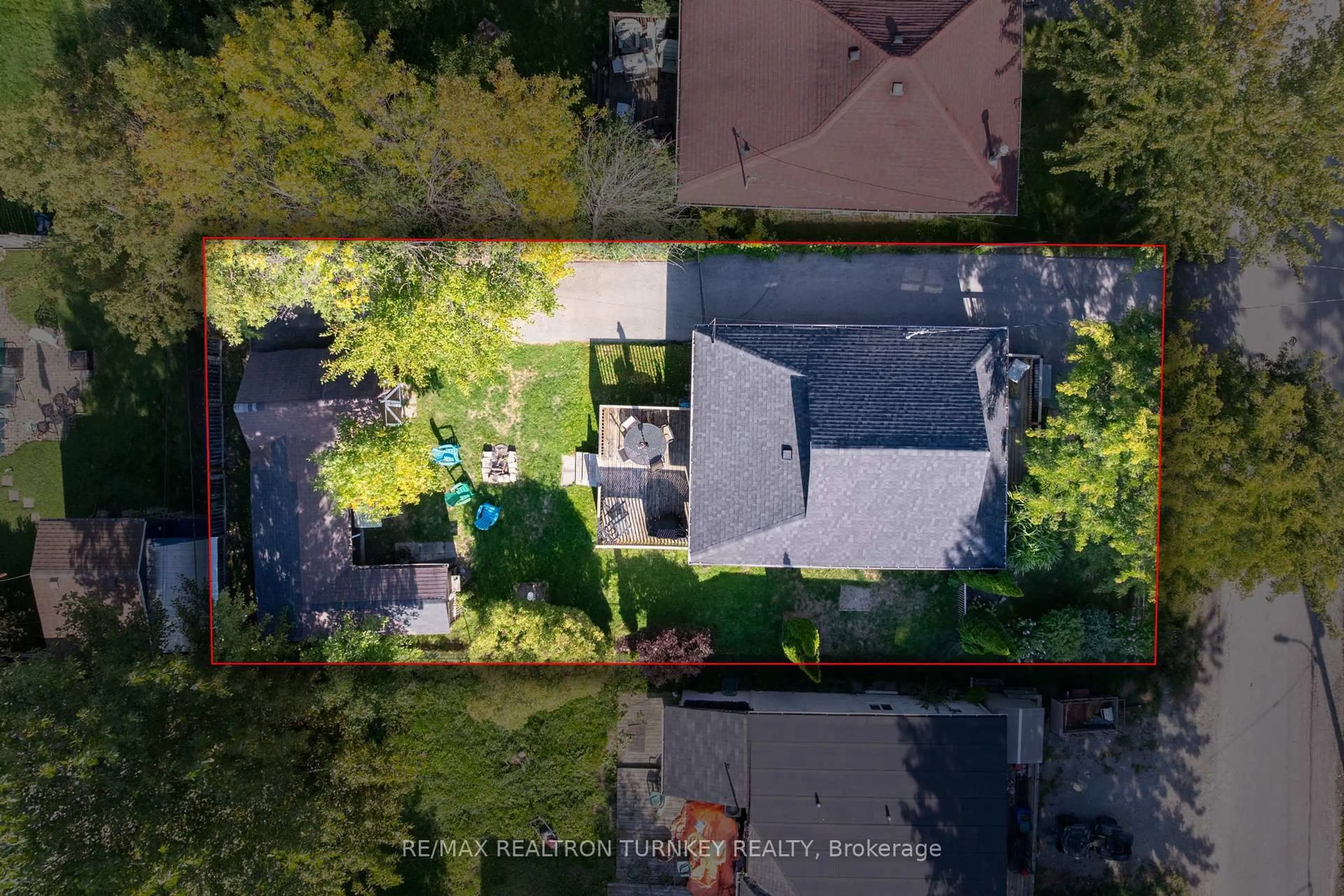 A pic from outside/outdoor area/front of a property/back of a property/a pic from drone, street for 137 Cooks Bay Dr, Georgina Ontario L4P 2M2