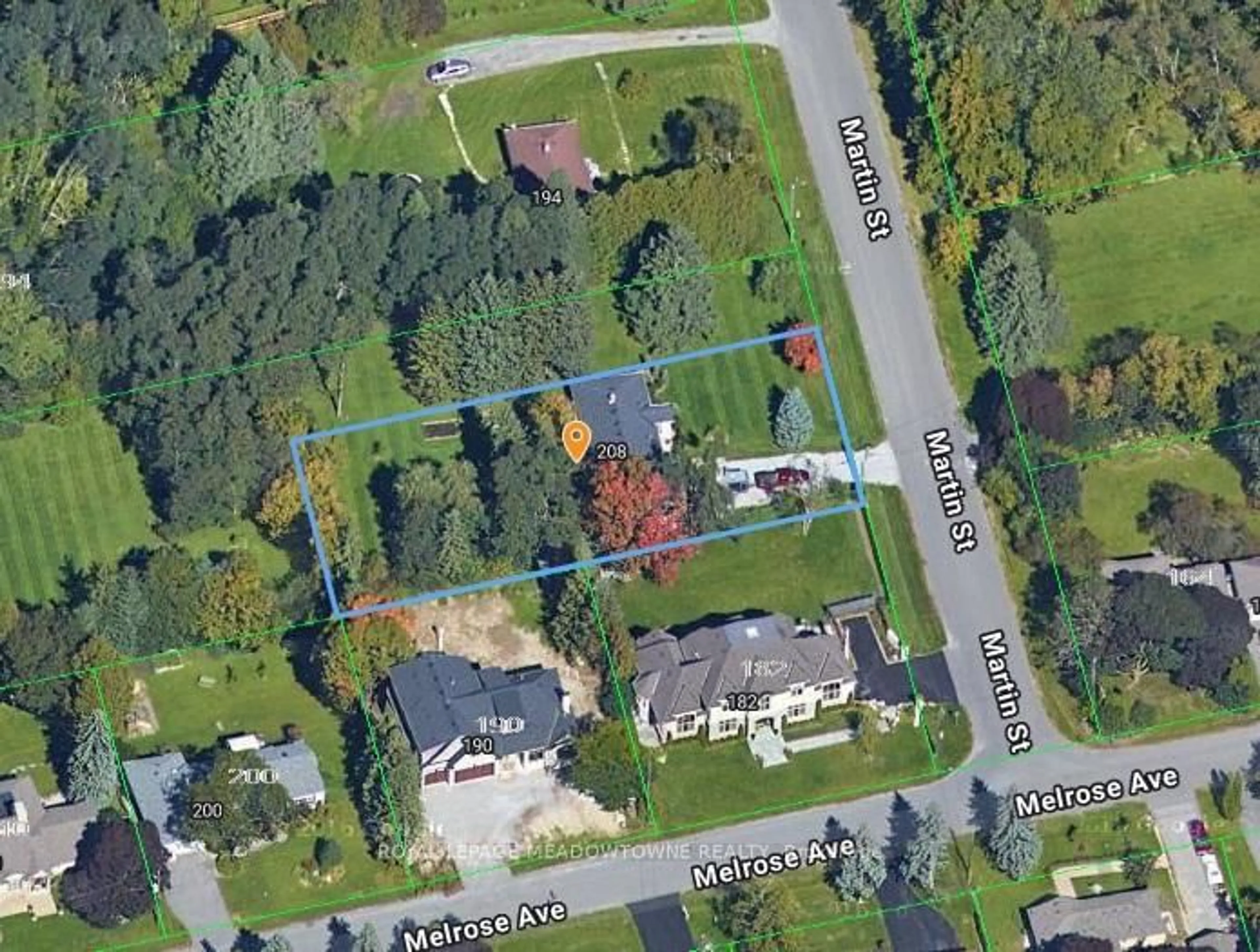 A pic from outside/outdoor area/front of a property/back of a property/a pic from drone, street for 208 Martin St, King Ontario L7B 1J5