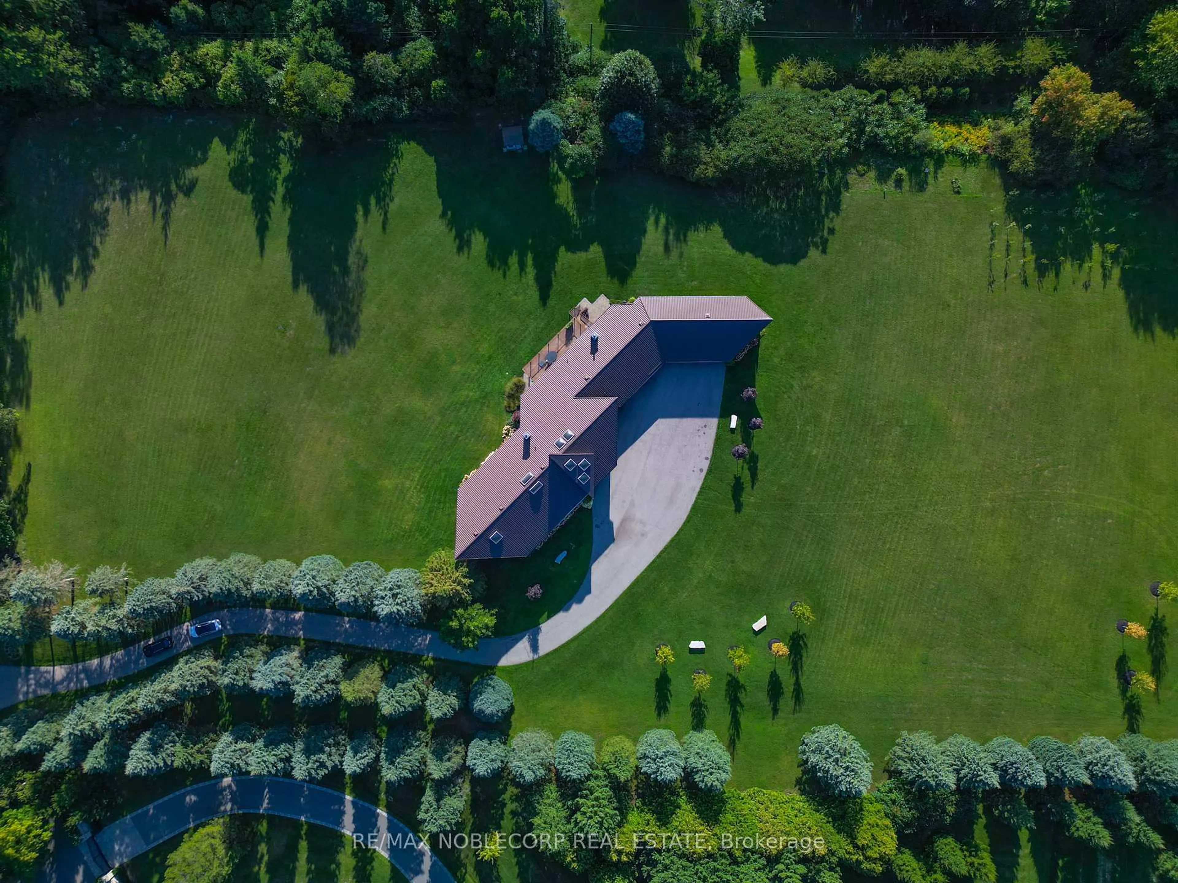 A pic from outside/outdoor area/front of a property/back of a property/a pic from drone, unknown for 2510 17th Side Rd, King Ontario L7B 1A3
