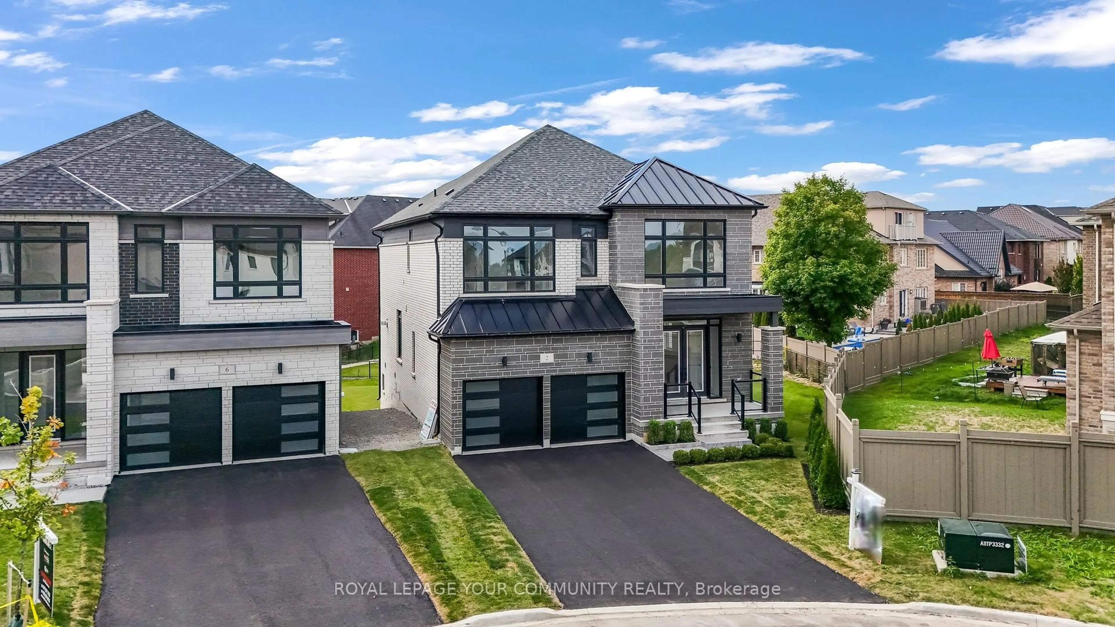 A pic from outside/outdoor area/front of a property/back of a property/a pic from drone, street for 2 Bunn Crt, Aurora Ontario L4G 0G6