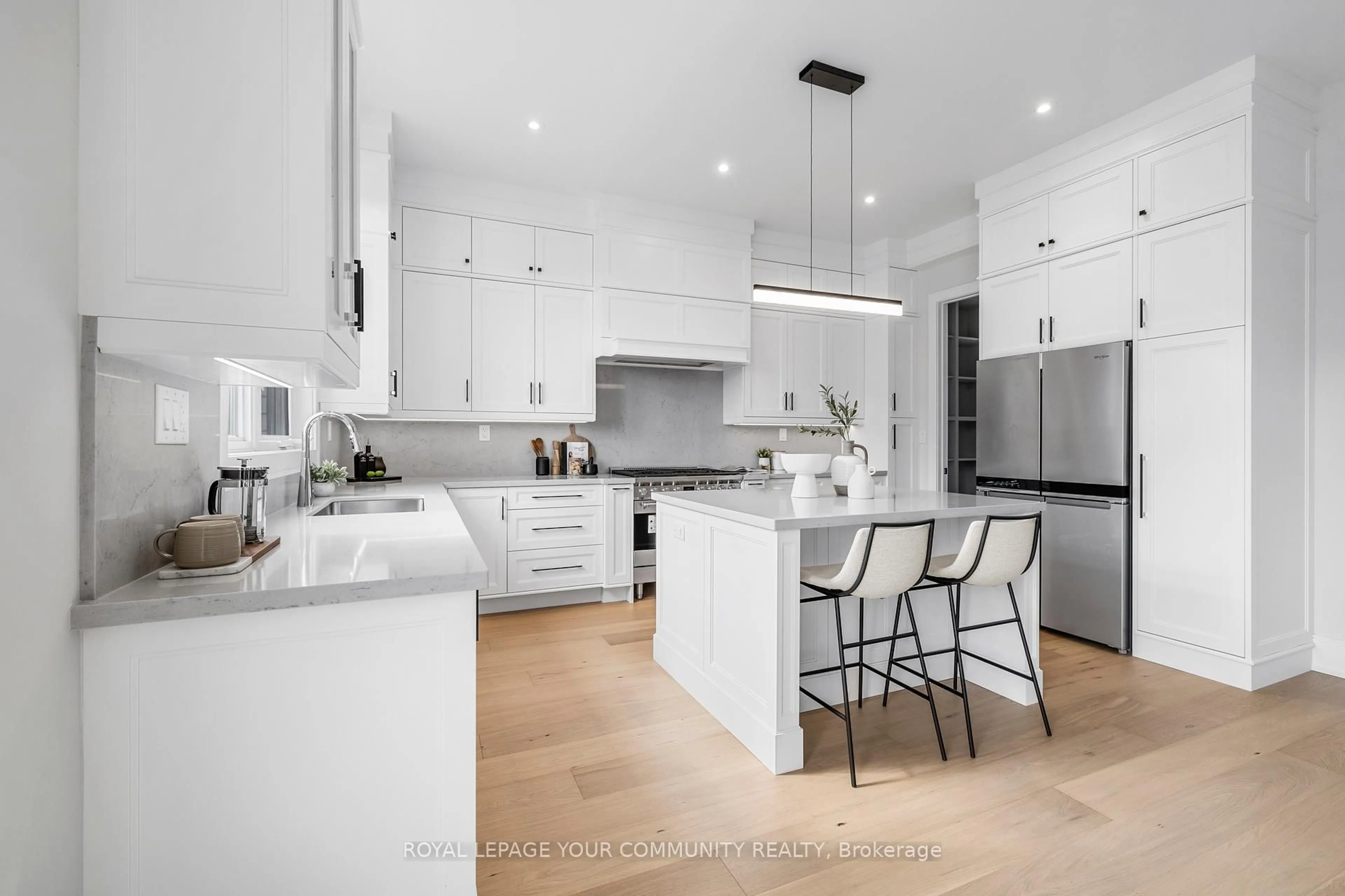 Contemporary kitchen, unknown for 2 Bunn Crt, Aurora Ontario L4G 0G6