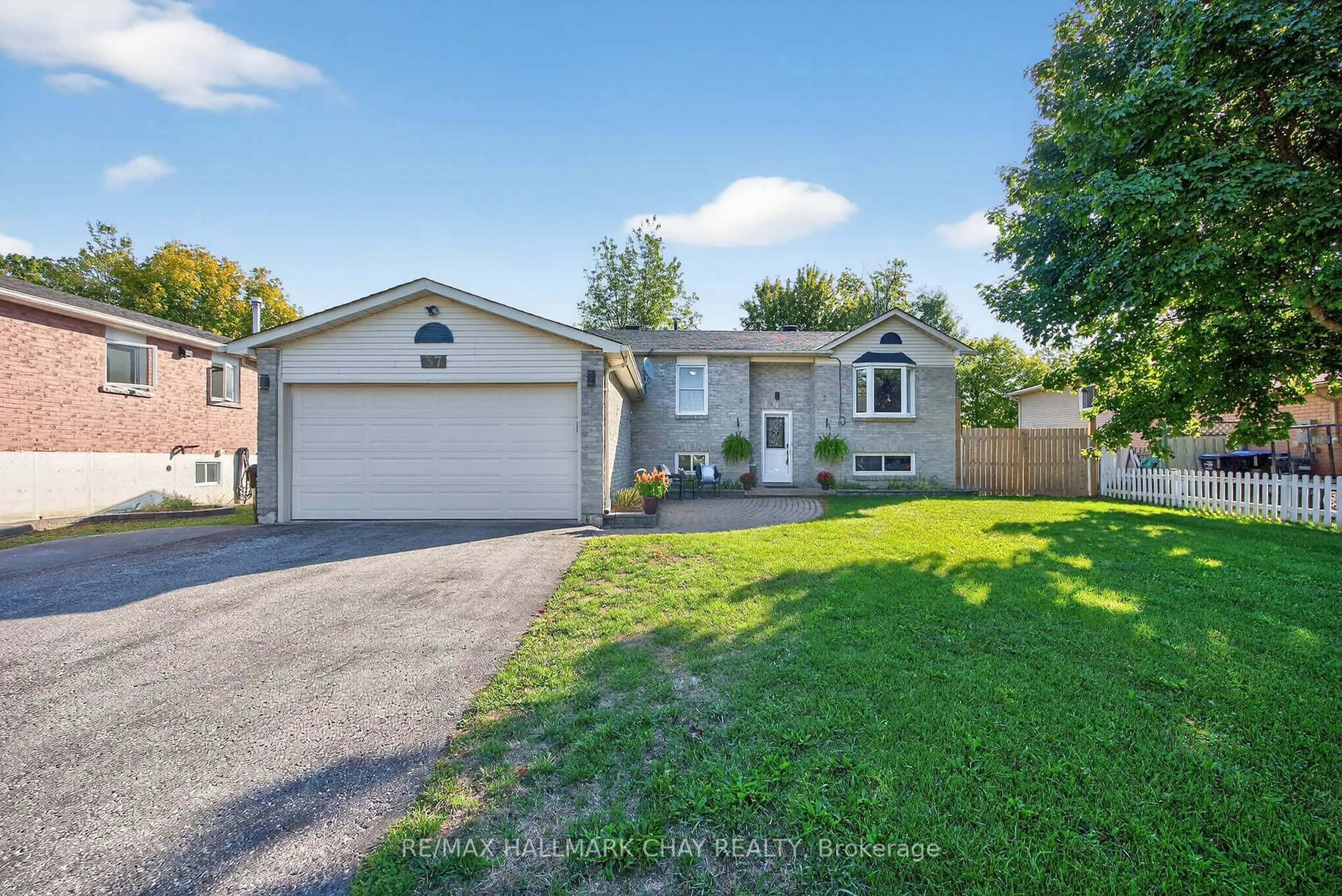 Home with vinyl exterior material, street for 37 Mccarthy Cres, Essa Ontario L0M 1B3