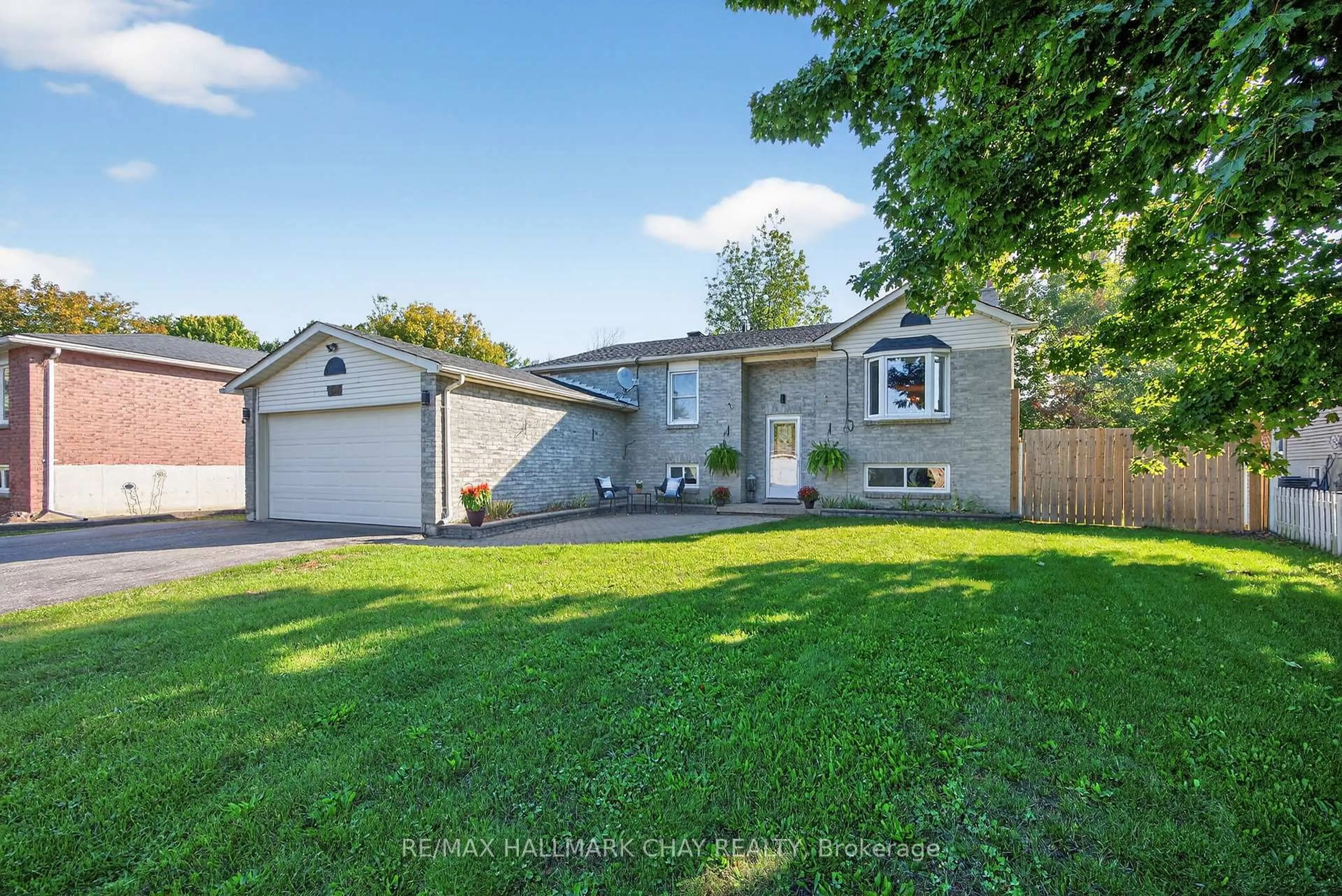 A pic from outside/outdoor area/front of a property/back of a property/a pic from drone, street for 37 Mccarthy Cres, Essa Ontario L0M 1B3