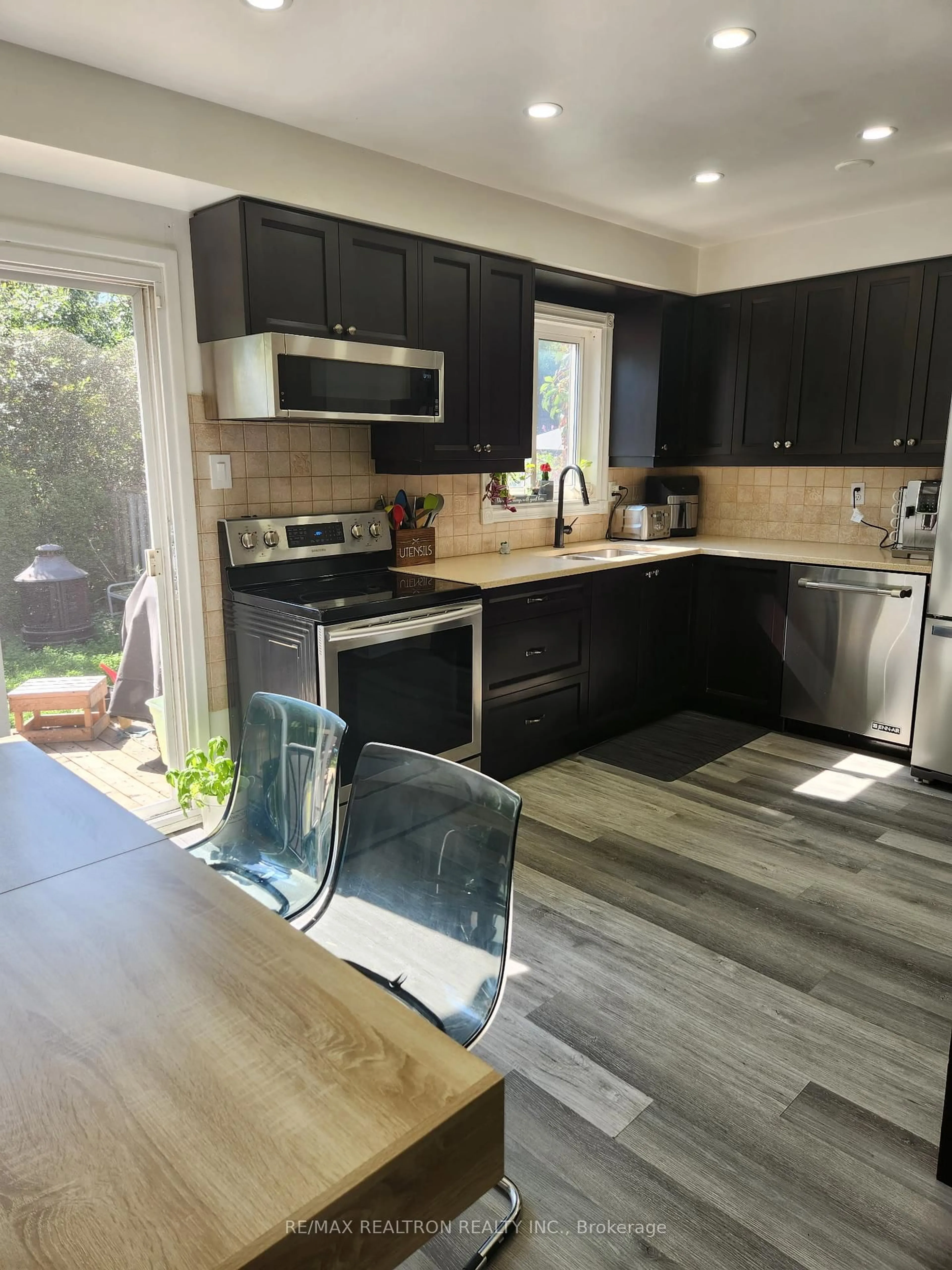 Contemporary kitchen, unknown for 89 Rejane Cres, Vaughan Ontario L4J 5A4