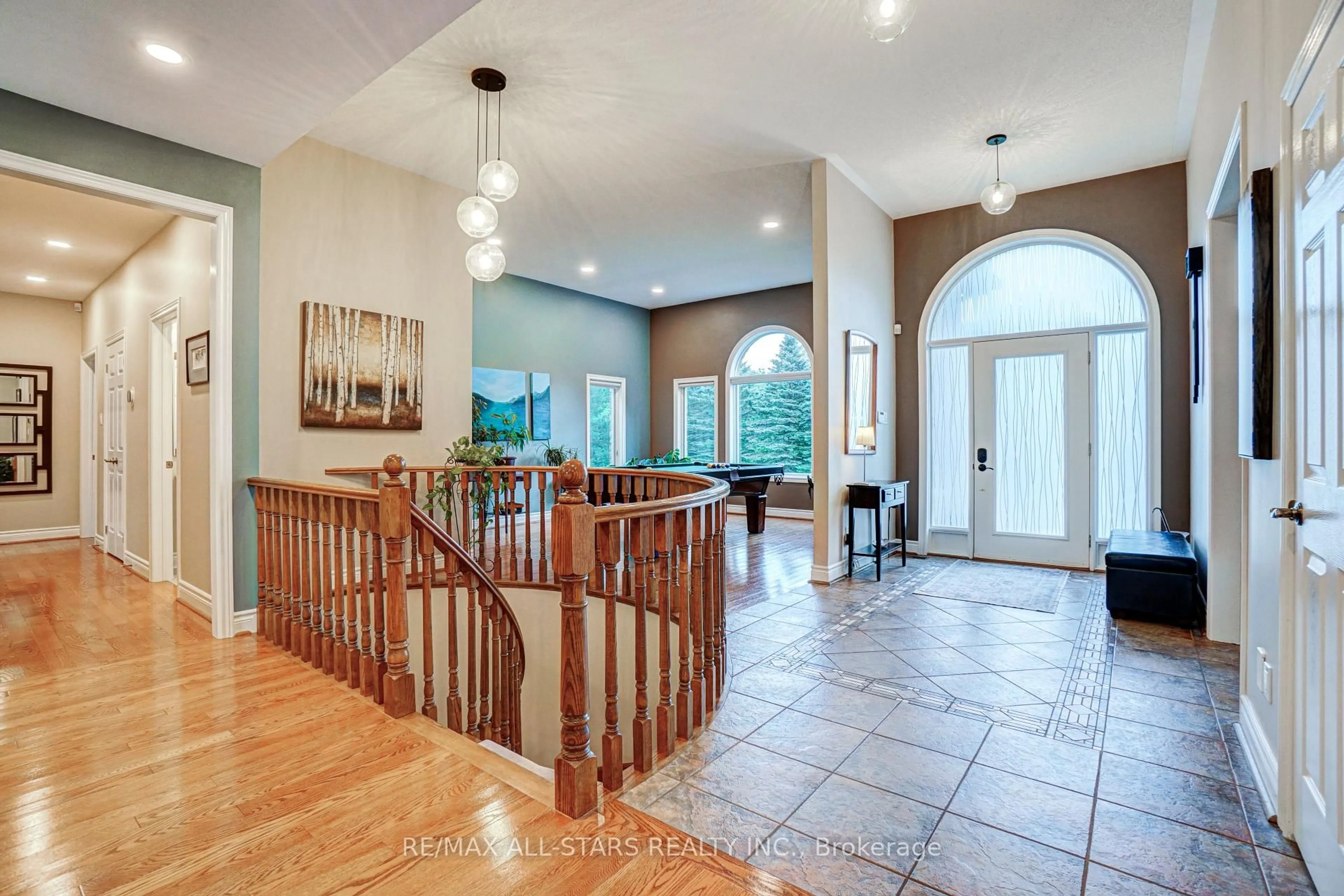 Indoor foyer for 210 Ashworth Rd, Uxbridge Ontario L0G 1M0
