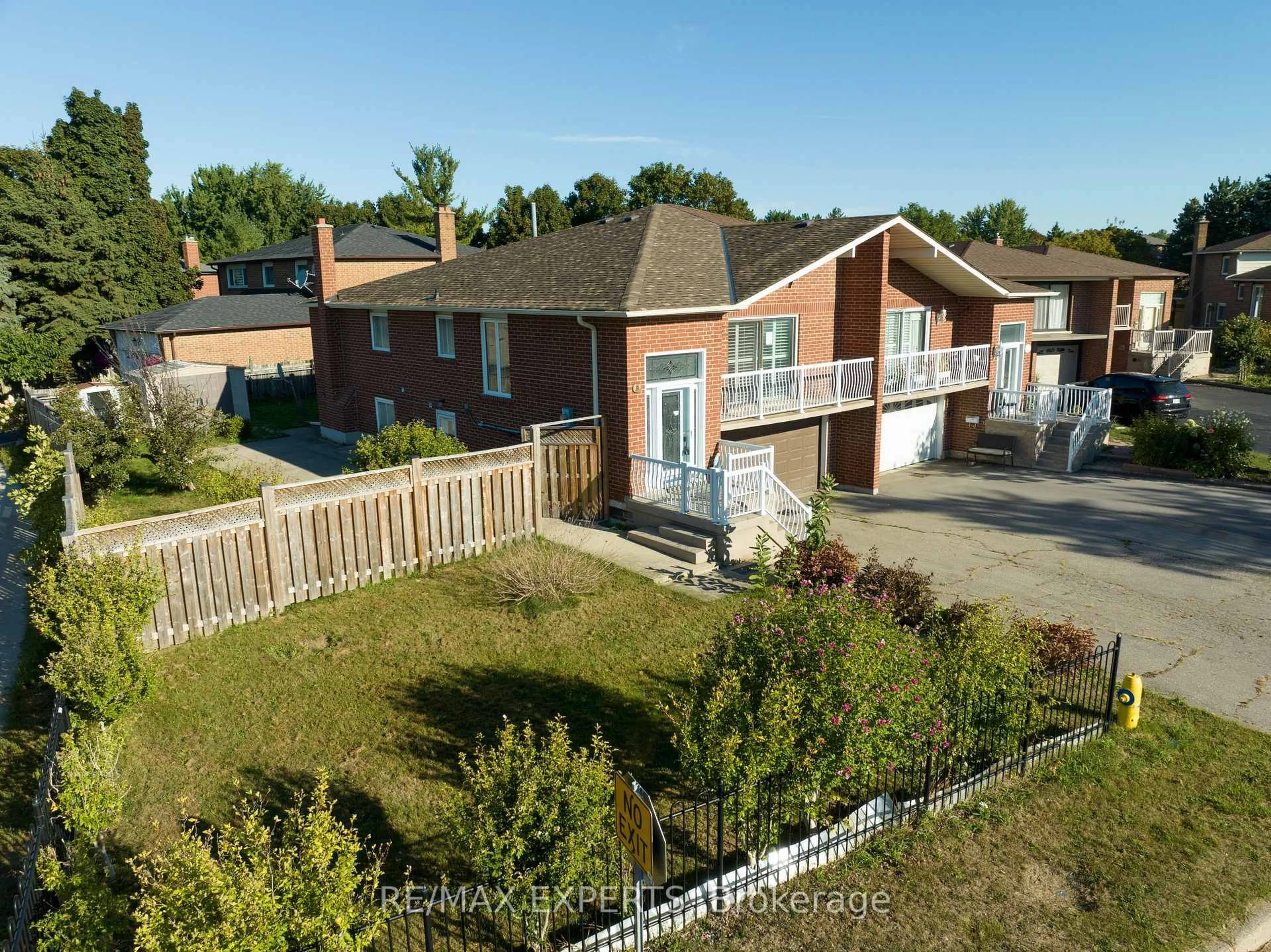 A pic from outside/outdoor area/front of a property/back of a property/a pic from drone, street for 8 Brussels Crt, Vaughan Ontario L4L 3E2