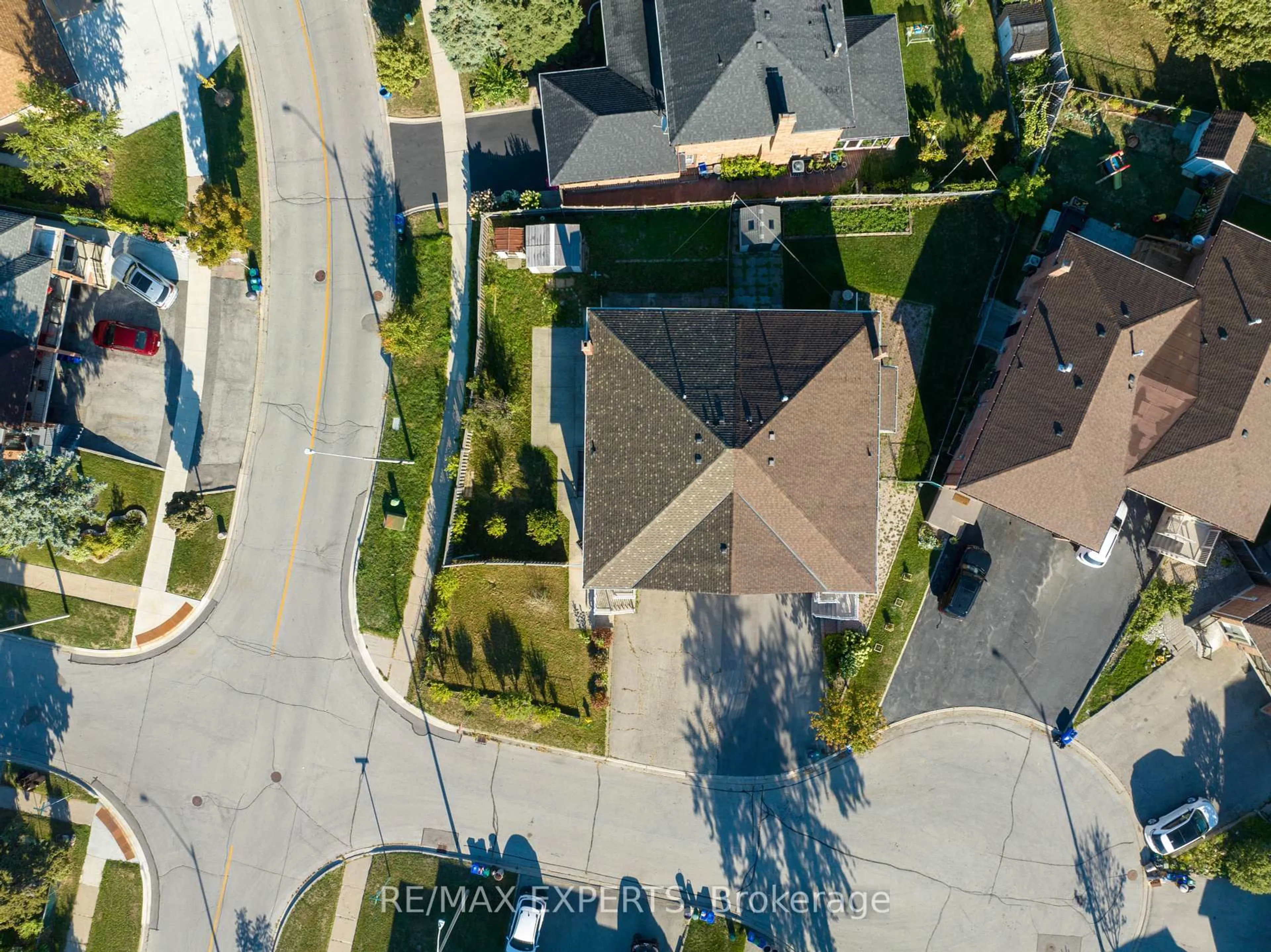 A pic from outside/outdoor area/front of a property/back of a property/a pic from drone, street for 8 Brussels Crt, Vaughan Ontario L4L 3E2
