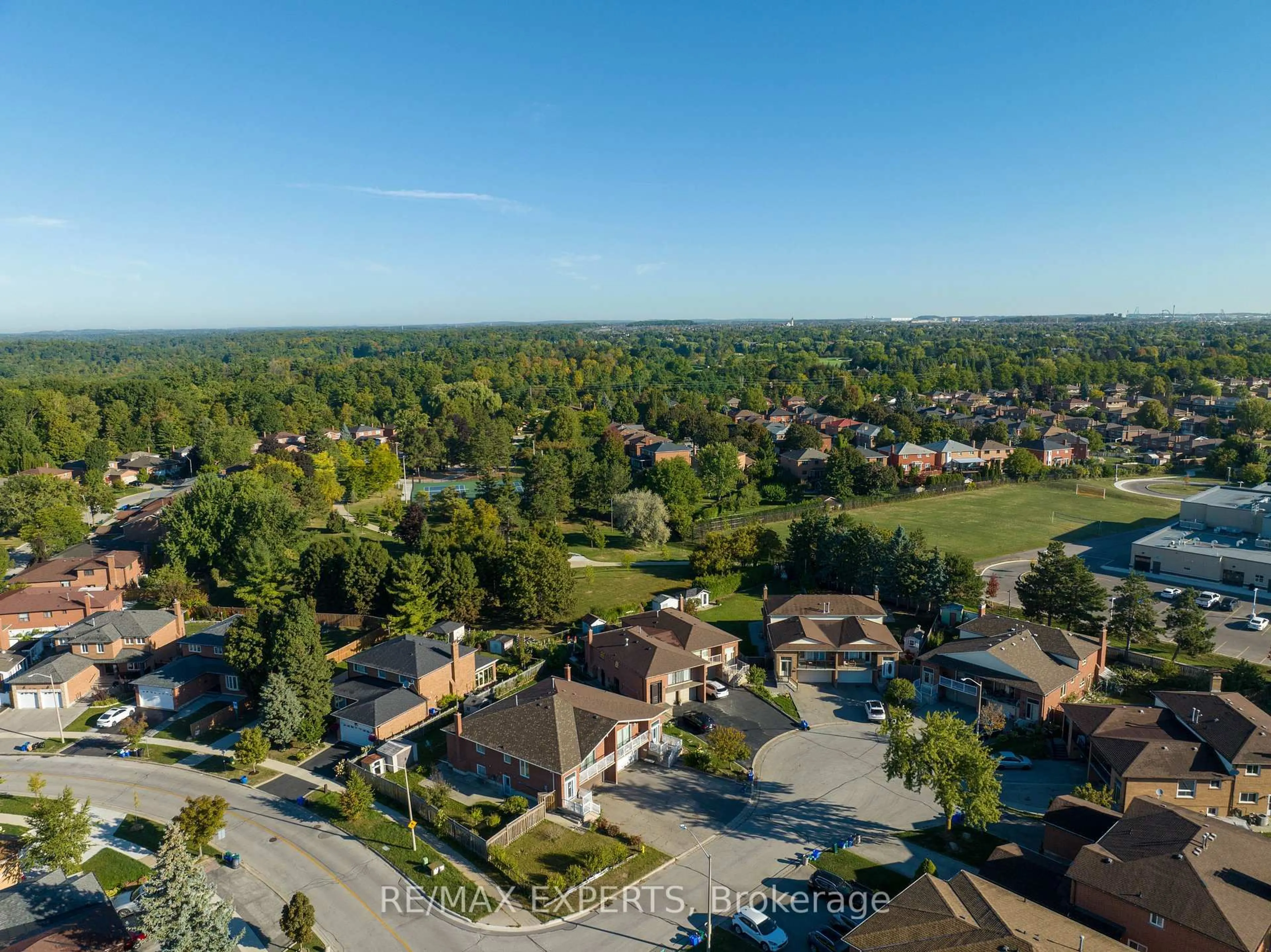 A pic from outside/outdoor area/front of a property/back of a property/a pic from drone, unknown for 8 Brussels Crt, Vaughan Ontario L4L 3E2
