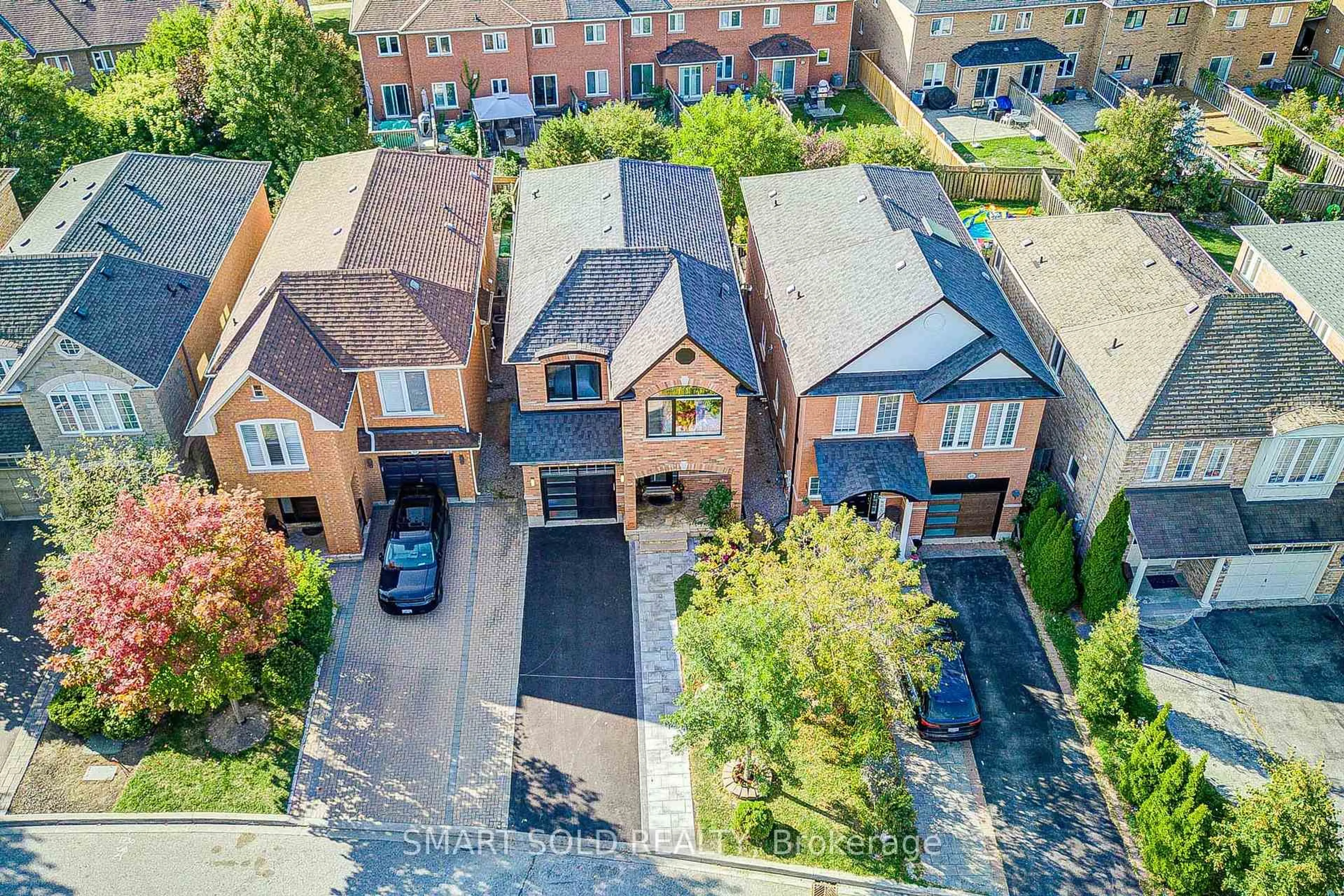 A pic from outside/outdoor area/front of a property/back of a property/a pic from drone, street for 35 Bentoak Cres, Vaughan Ontario L4J 8S5