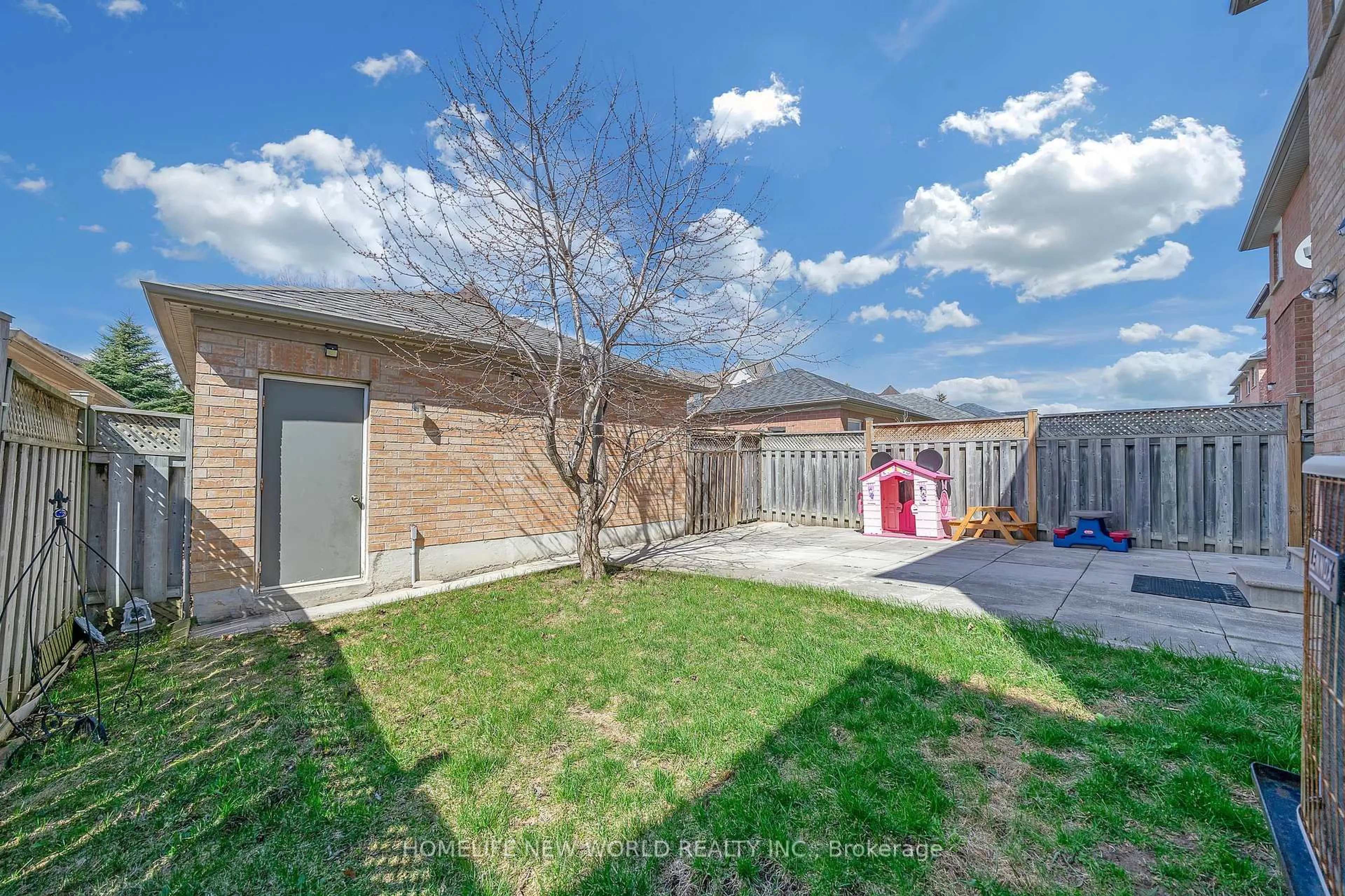 A pic from outside/outdoor area/front of a property/back of a property/a pic from drone, street for 72 Ray St, Markham Ontario L3R 4R5