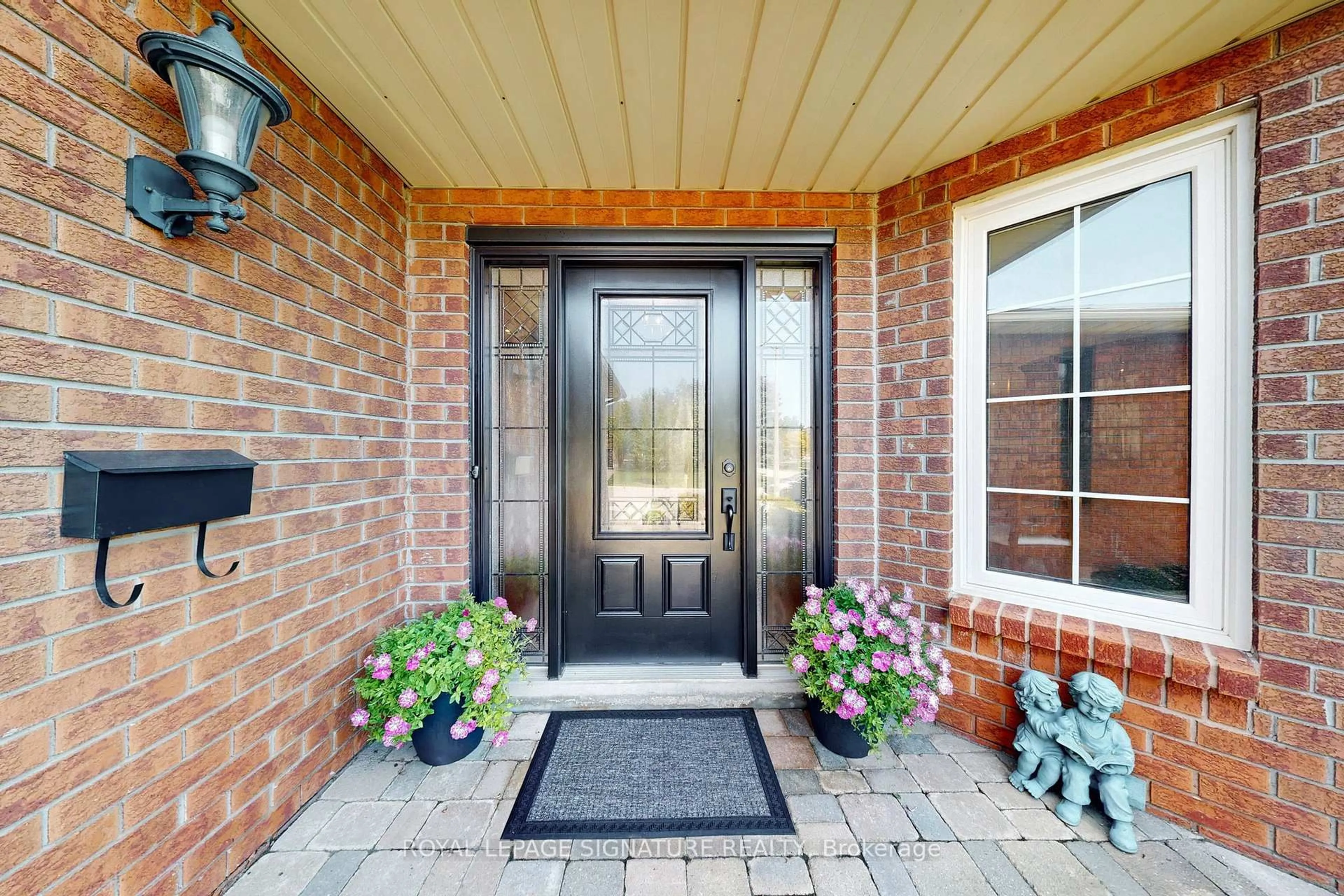 Indoor entryway for 672 Rupert Ave, Whitchurch-Stouffville Ontario L4A 8B7