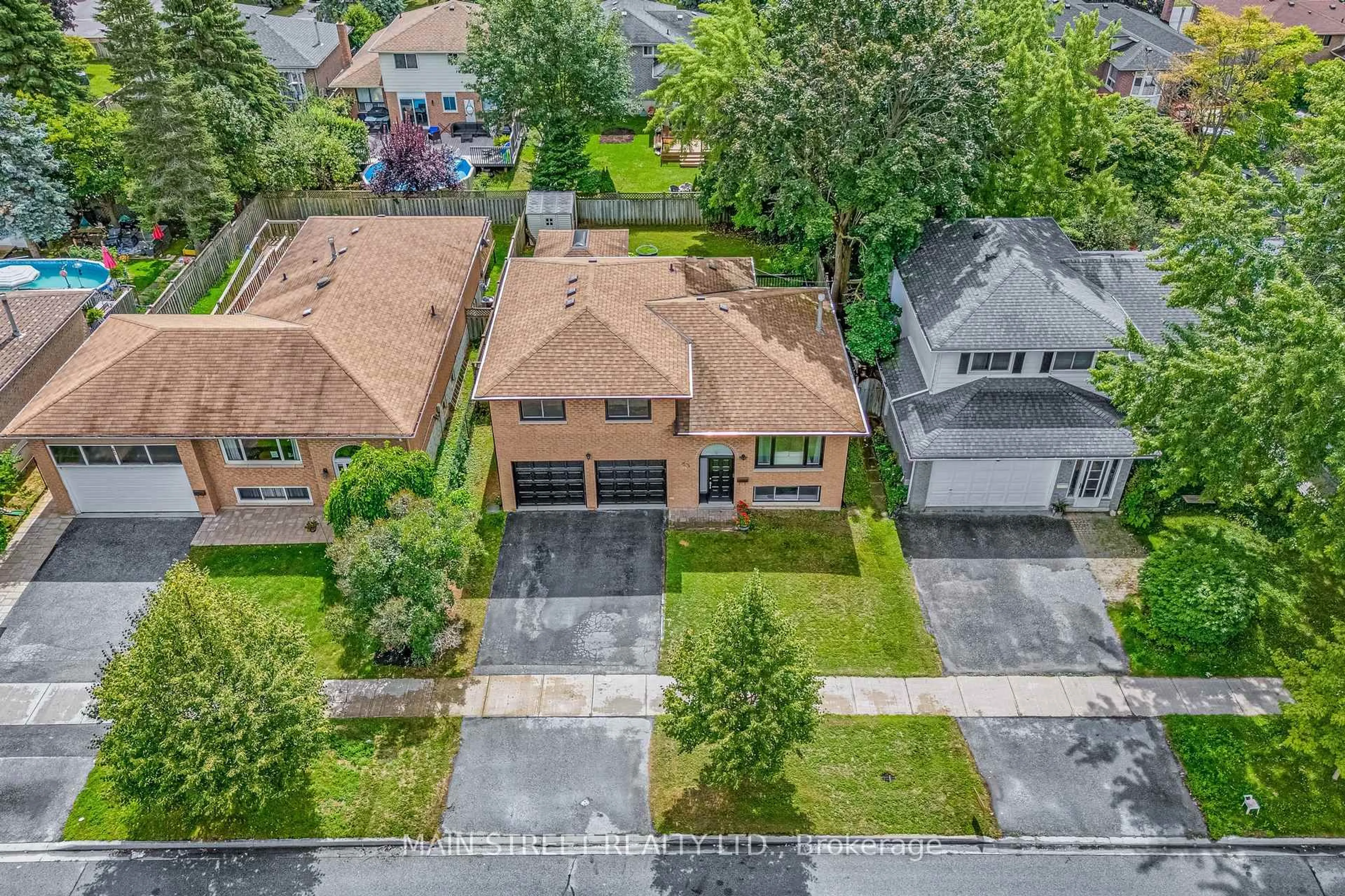 A pic from outside/outdoor area/front of a property/back of a property/a pic from drone, street for 43 Riverglen Dr, Georgina Ontario L4P 3K7