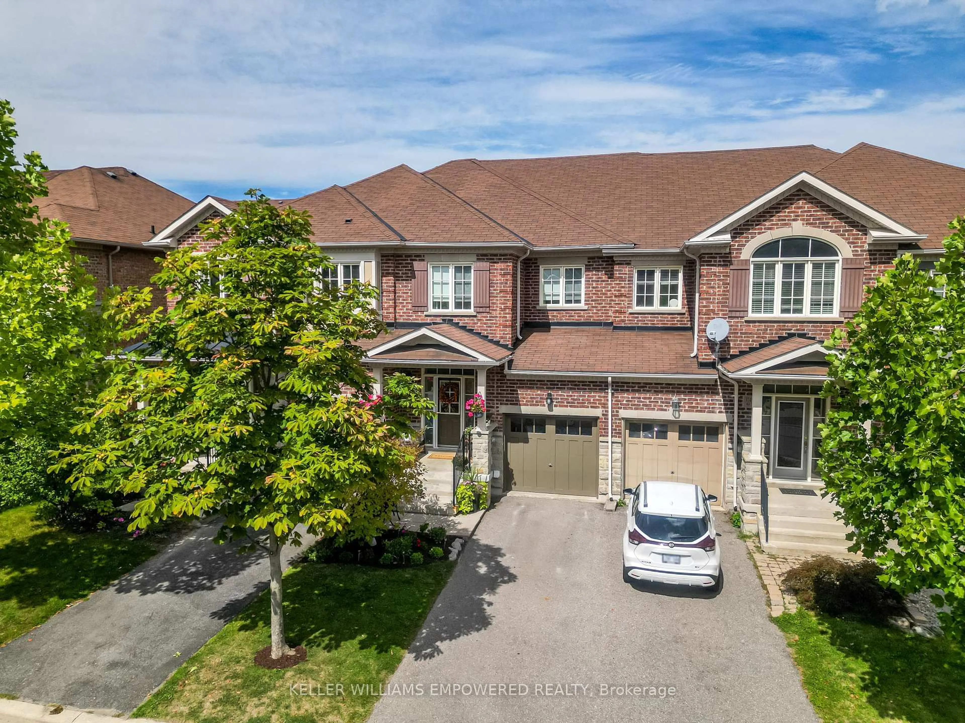 A pic from outside/outdoor area/front of a property/back of a property/a pic from drone, street for 372 William Dunn Cres, Newmarket Ontario L3X 3L3
