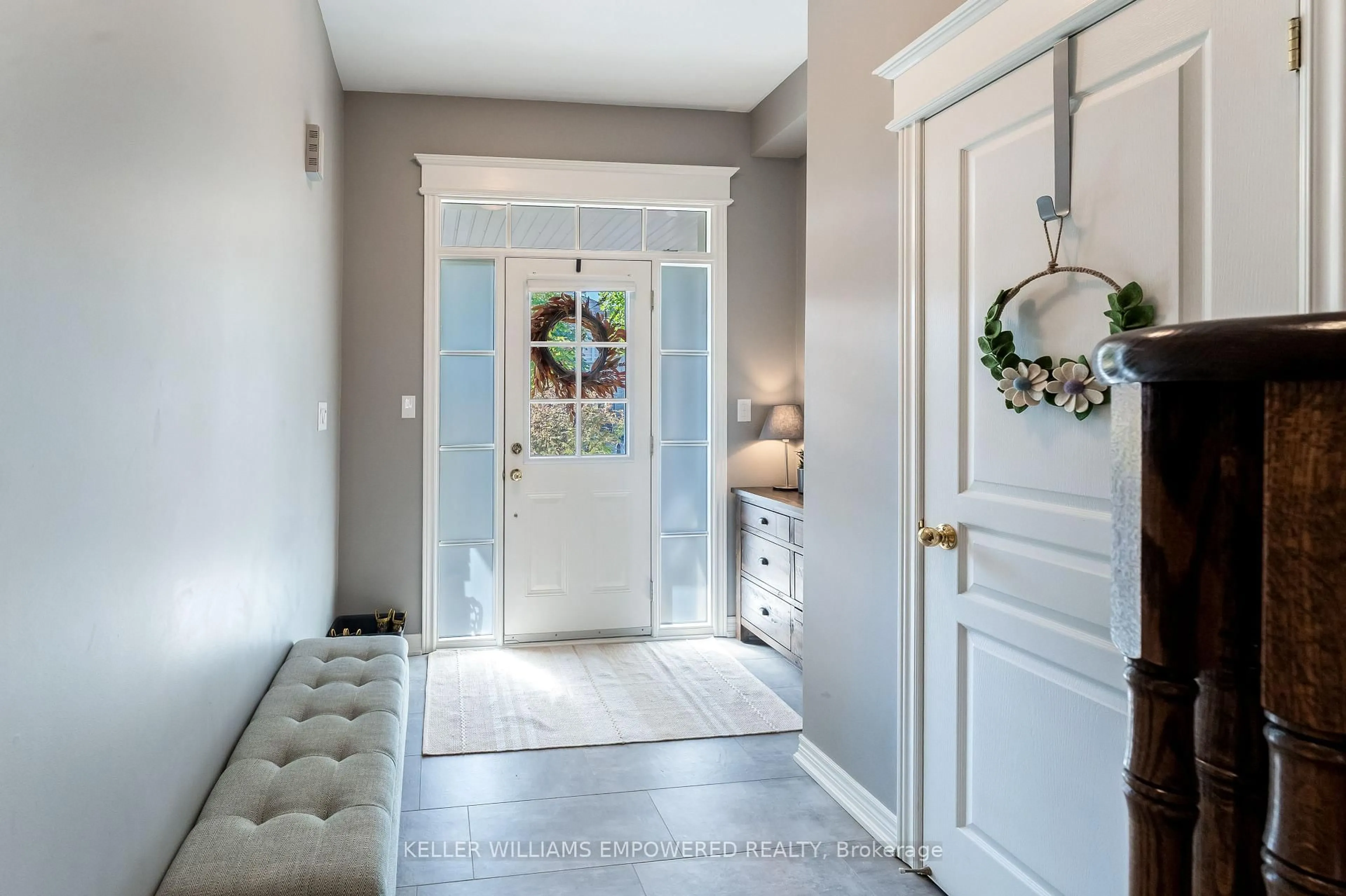 Indoor entryway for 372 William Dunn Cres, Newmarket Ontario L3X 3L3