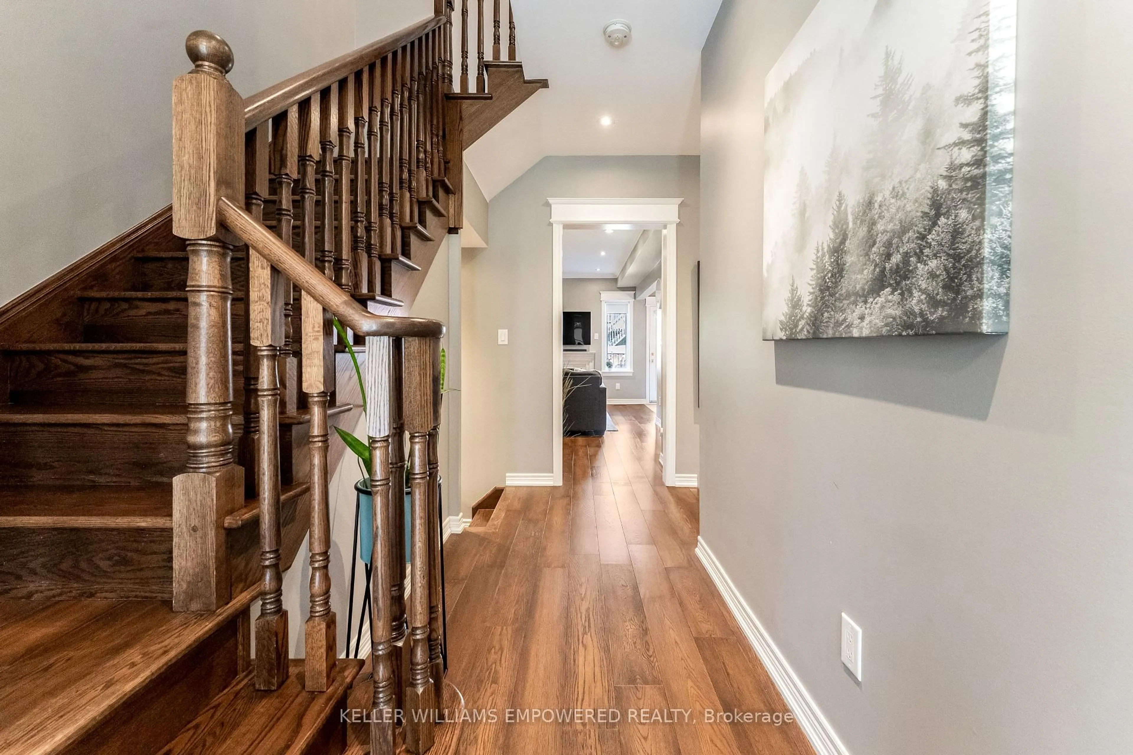 Indoor entryway for 372 William Dunn Cres, Newmarket Ontario L3X 3L3
