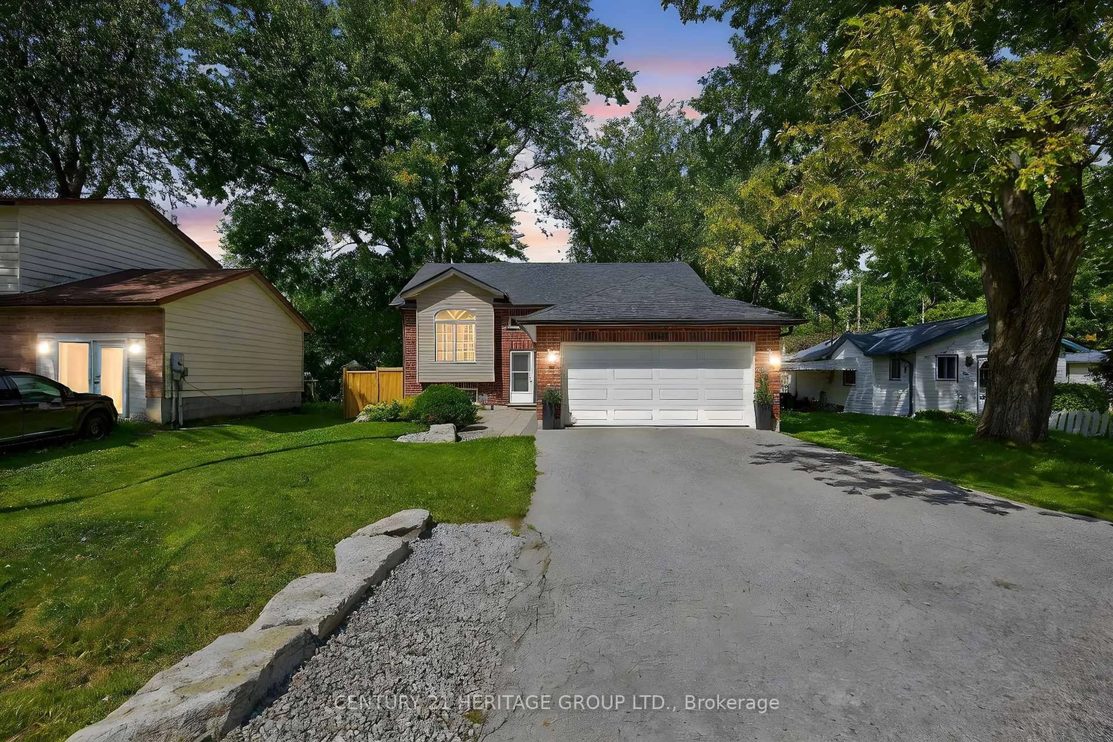A pic from outside/outdoor area/front of a property/back of a property/a pic from drone, street for 264 Glenwoods Ave, Georgina Ontario L4P 2W8