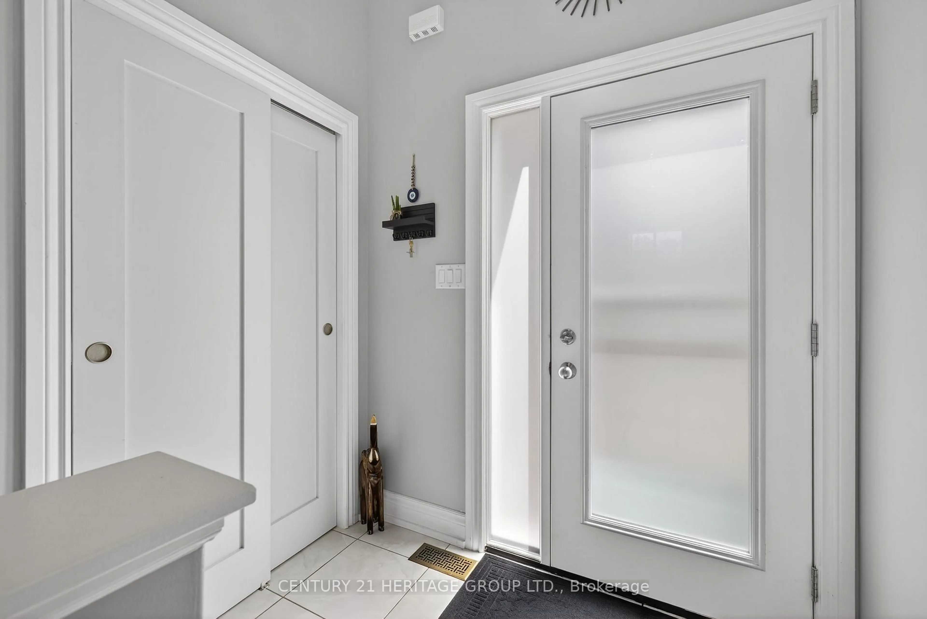 Indoor entryway for 264 Glenwoods Ave, Georgina Ontario L4P 2W8