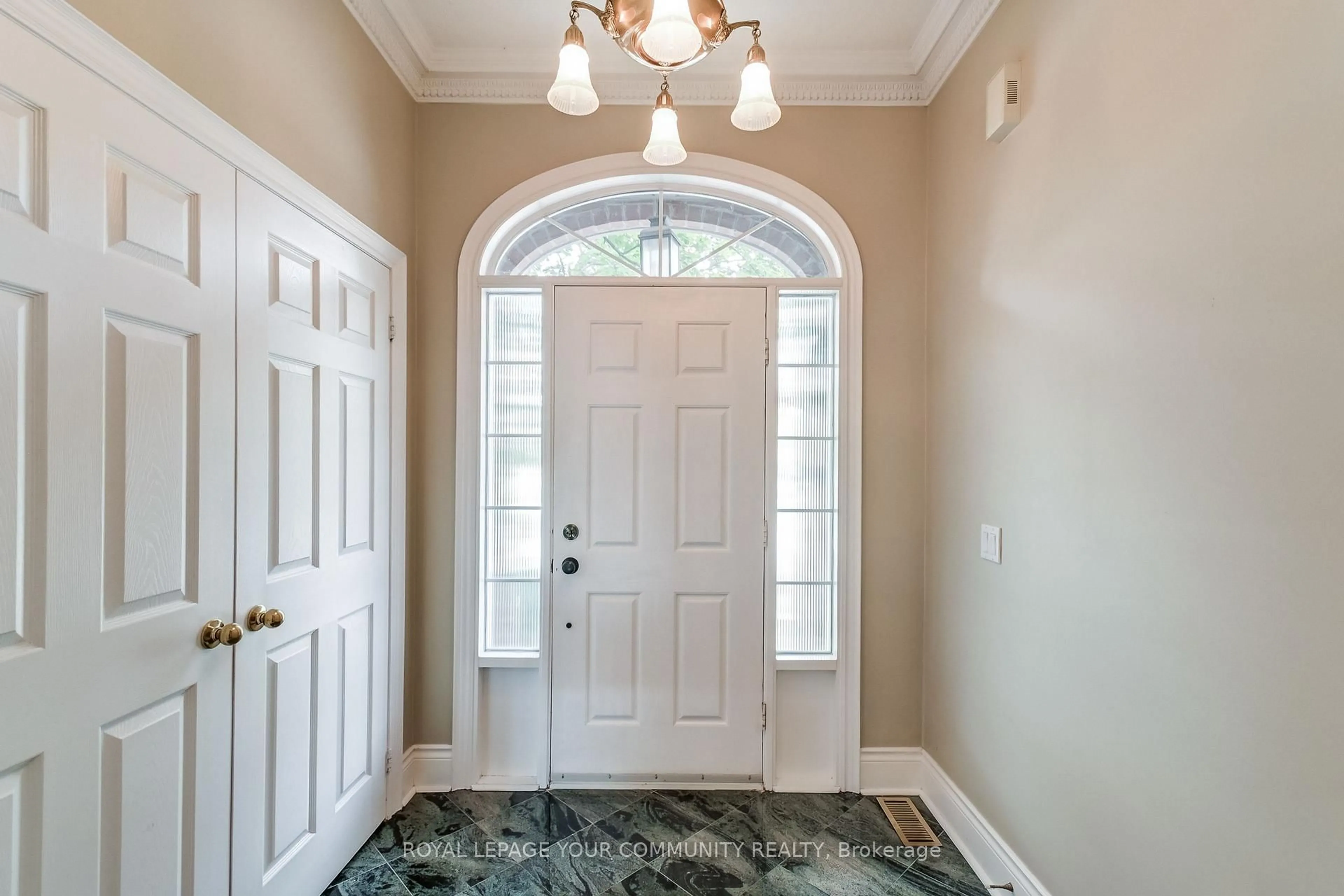 Indoor entryway for 8038 Yonge St #15, Vaughan Ontario L4J 1W3