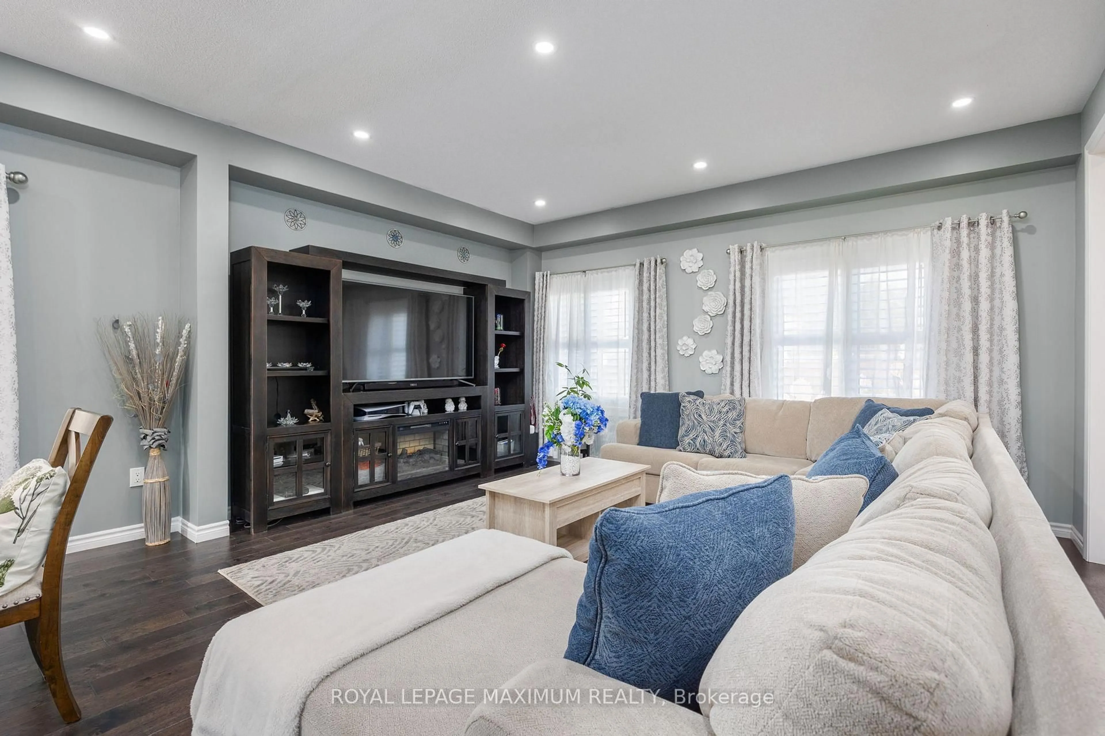 Living room with furniture, unknown for 32 Battalion Dr, Essa Ontario L0M 1B4