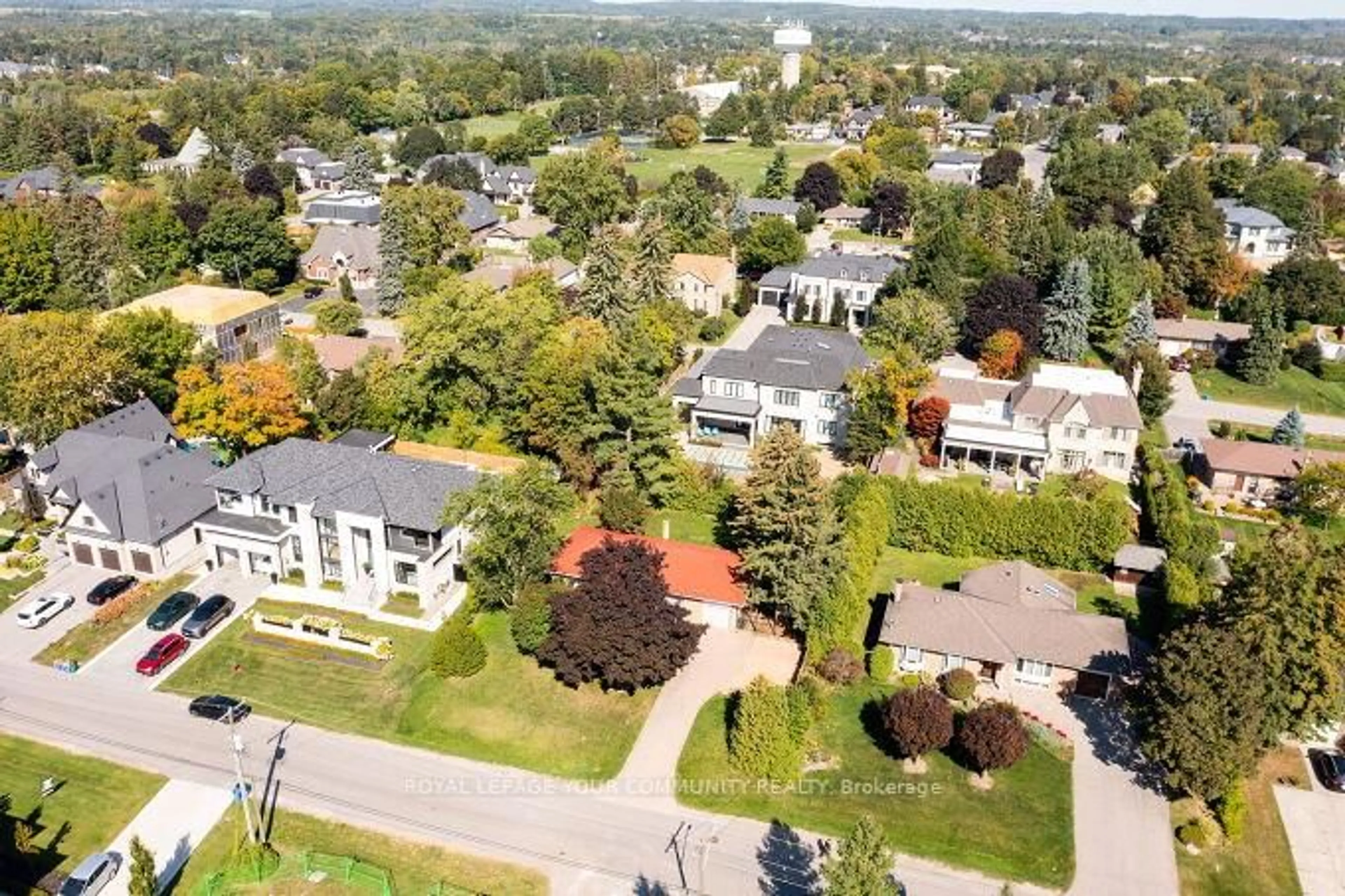 A pic from outside/outdoor area/front of a property/back of a property/a pic from drone, unknown for 126 Patricia Dr, King Ontario L7B 1H3