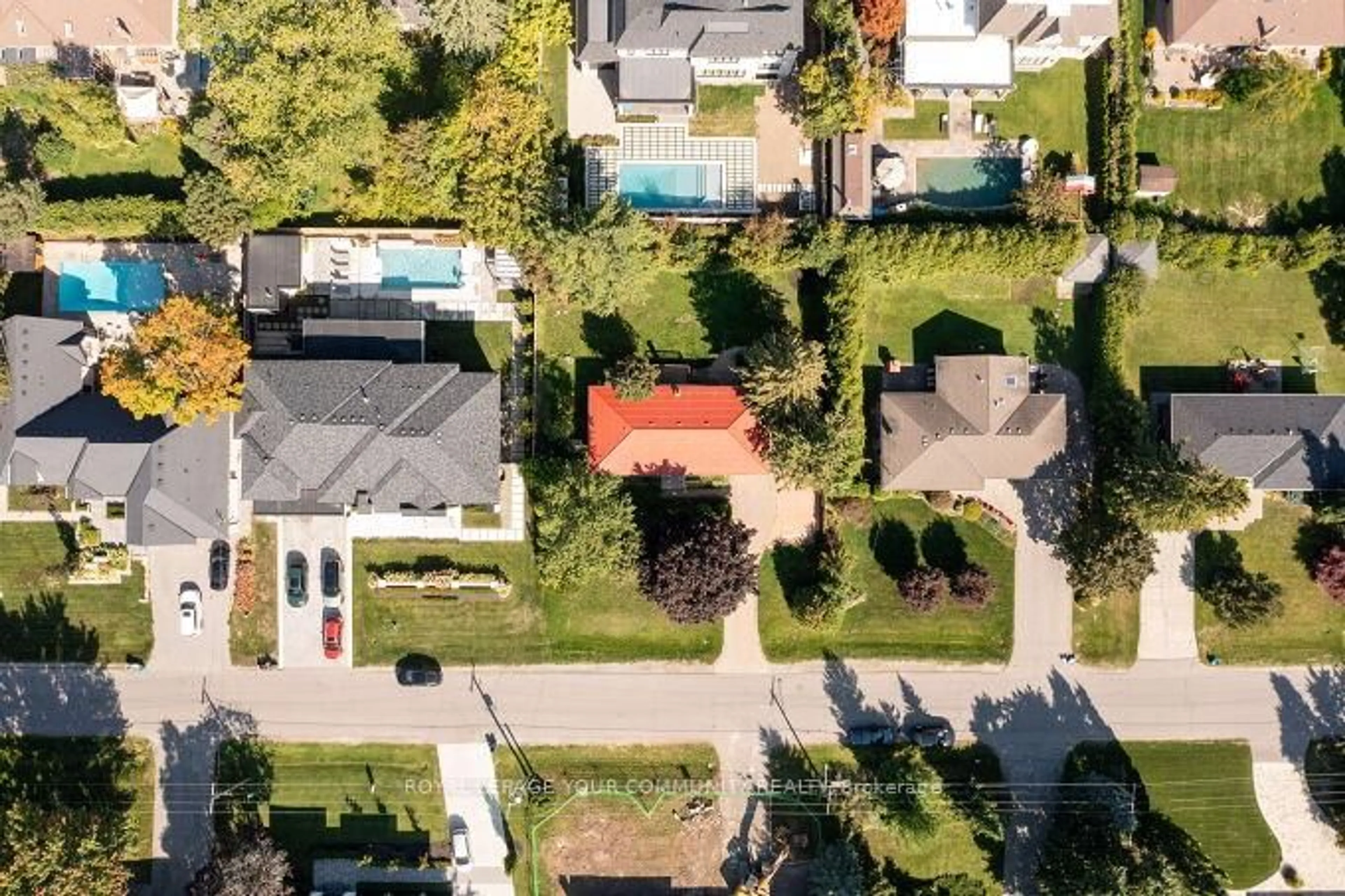 A pic from outside/outdoor area/front of a property/back of a property/a pic from drone, street for 126 Patricia Dr, King Ontario L7B 1H3