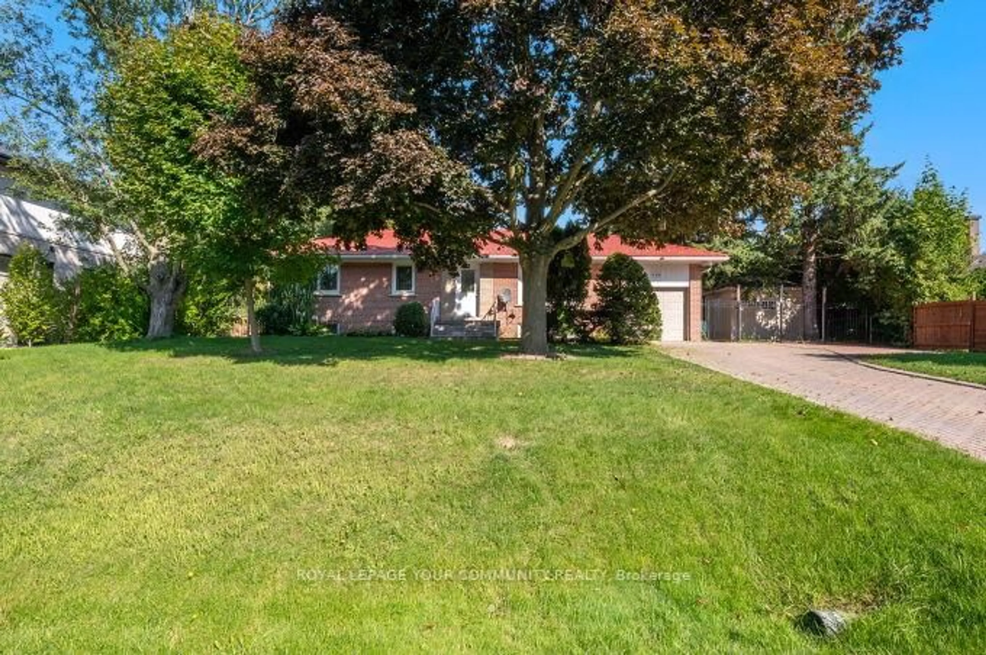 A pic from outside/outdoor area/front of a property/back of a property/a pic from drone, street for 126 Patricia Dr, King Ontario L7B 1H3
