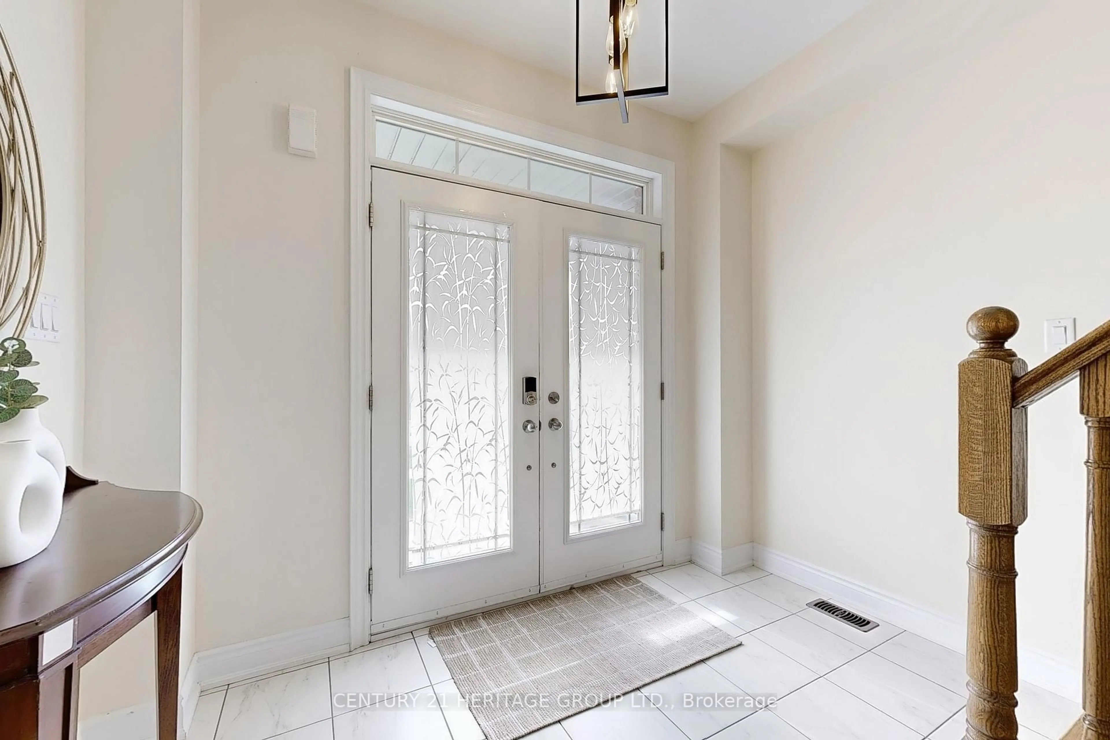 Indoor entryway for 33 Lorne Thomas Pl, New Tecumseth Ontario L9R 0T8