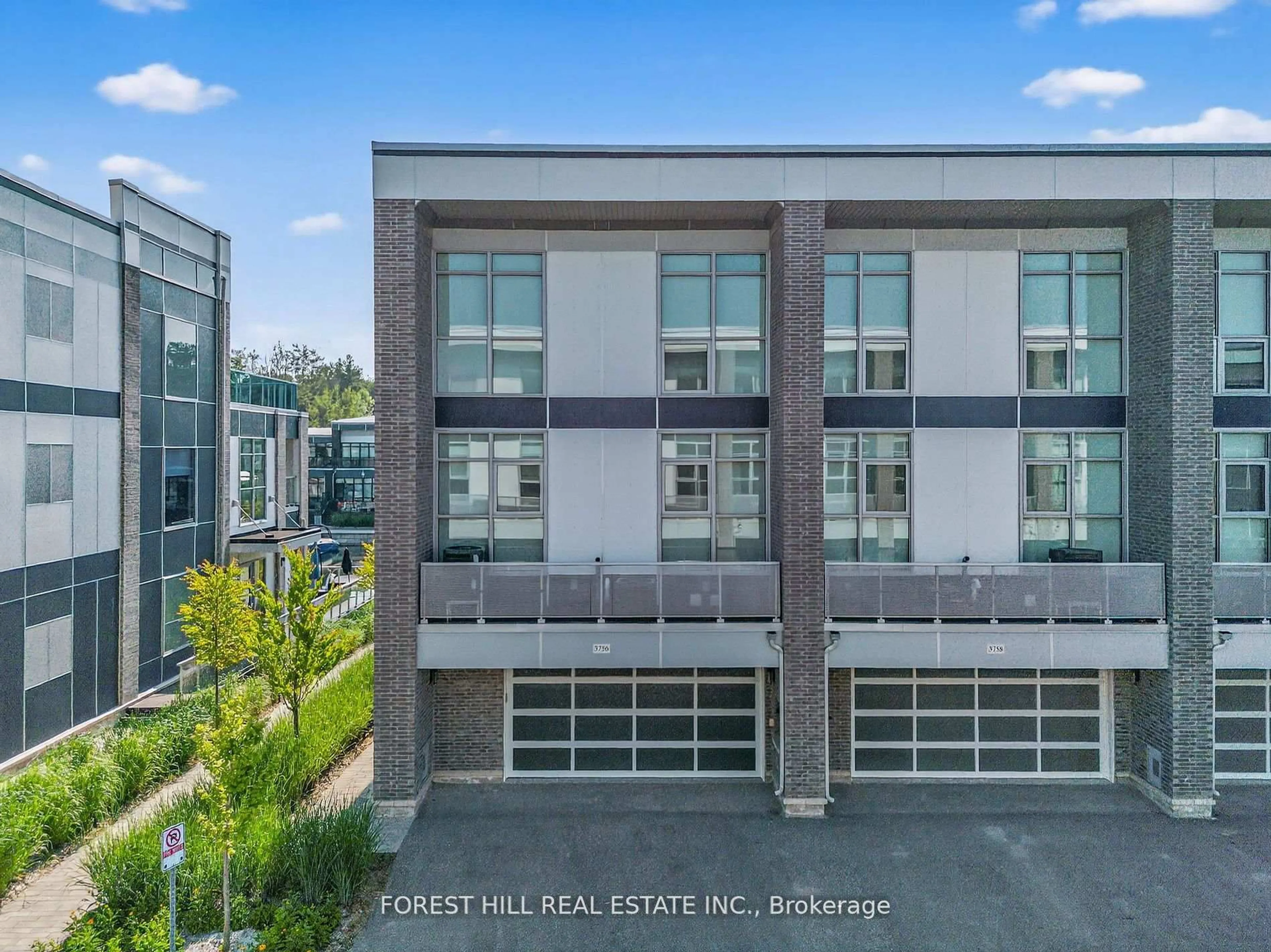 A pic from outside/outdoor area/front of a property/back of a property/a pic from drone, street for 3756 Ferretti Crt, Innisfil Ontario L9S 0N6