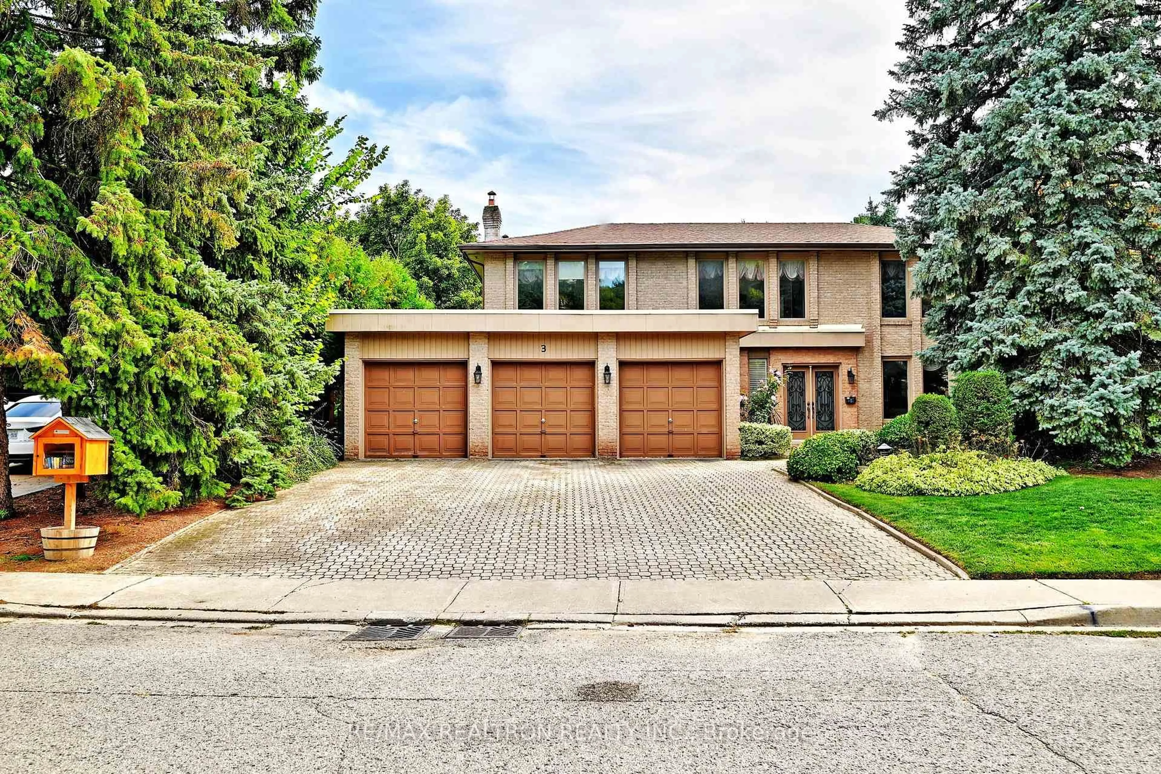Home with brick exterior material, street for 3 Whitelaw Crt, Markham Ontario L3T 5E6