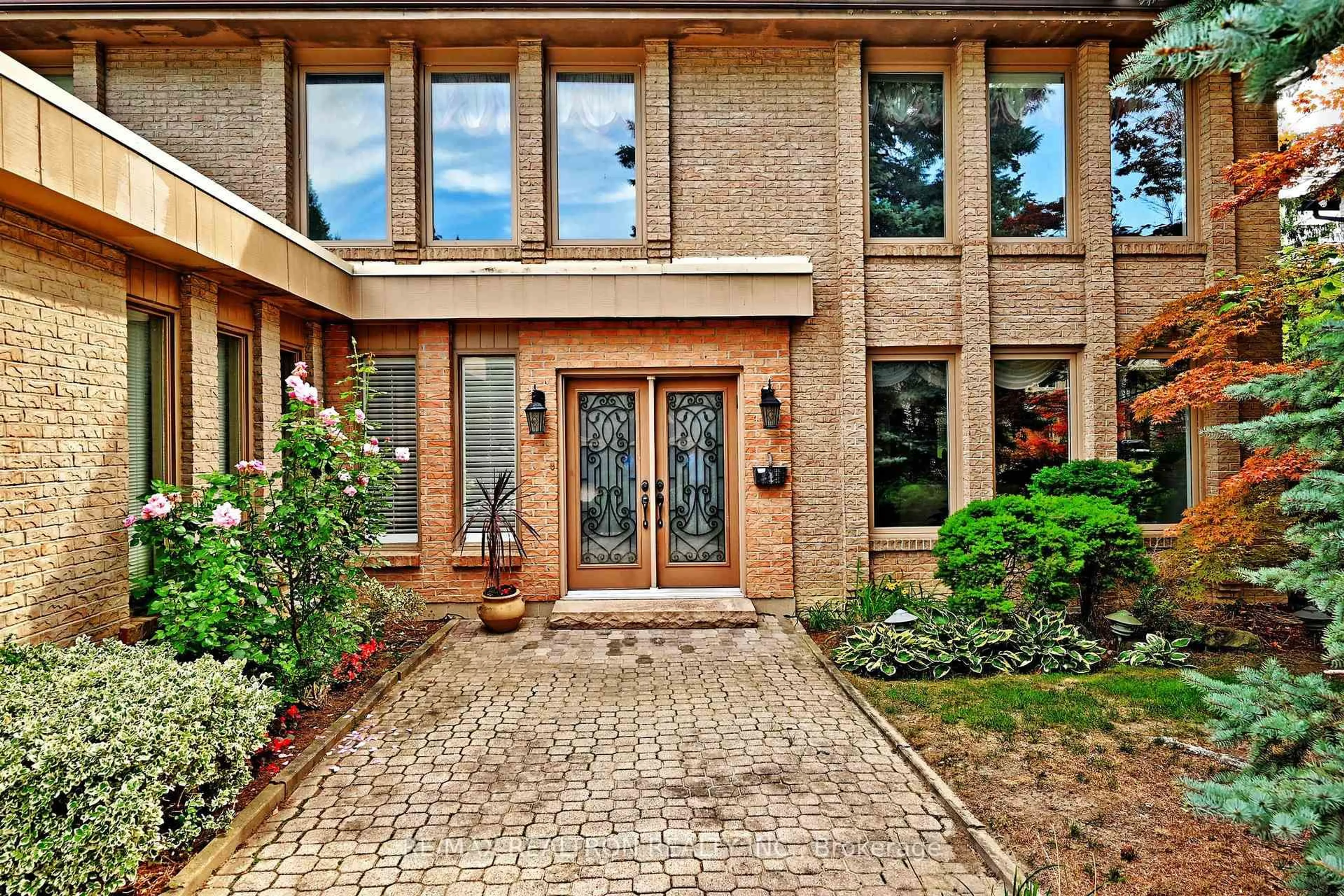Home with brick exterior material, street for 3 Whitelaw Crt, Markham Ontario L3T 5E6