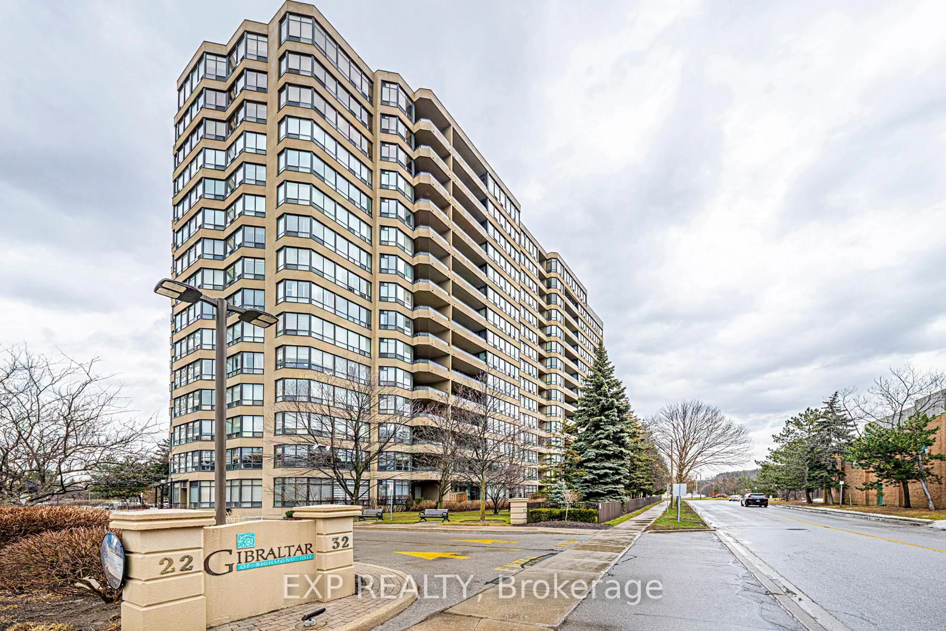 A pic from outside/outdoor area/front of a property/back of a property/a pic from drone, unknown for 32 Clarissa Dr #521, Richmond Hill Ontario L4C 9R7