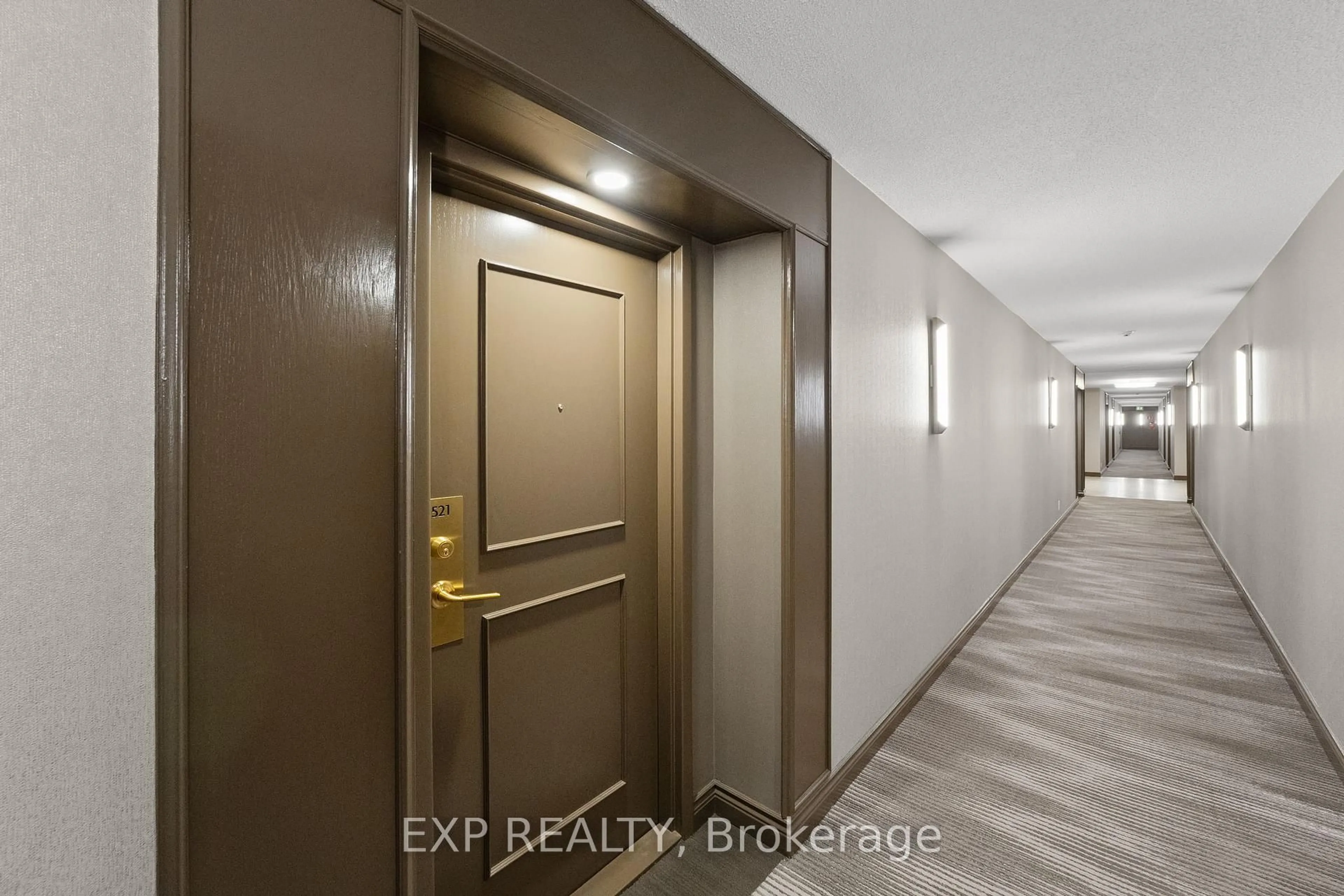 Indoor entryway for 32 Clarissa Dr #521, Richmond Hill Ontario L4C 9R7