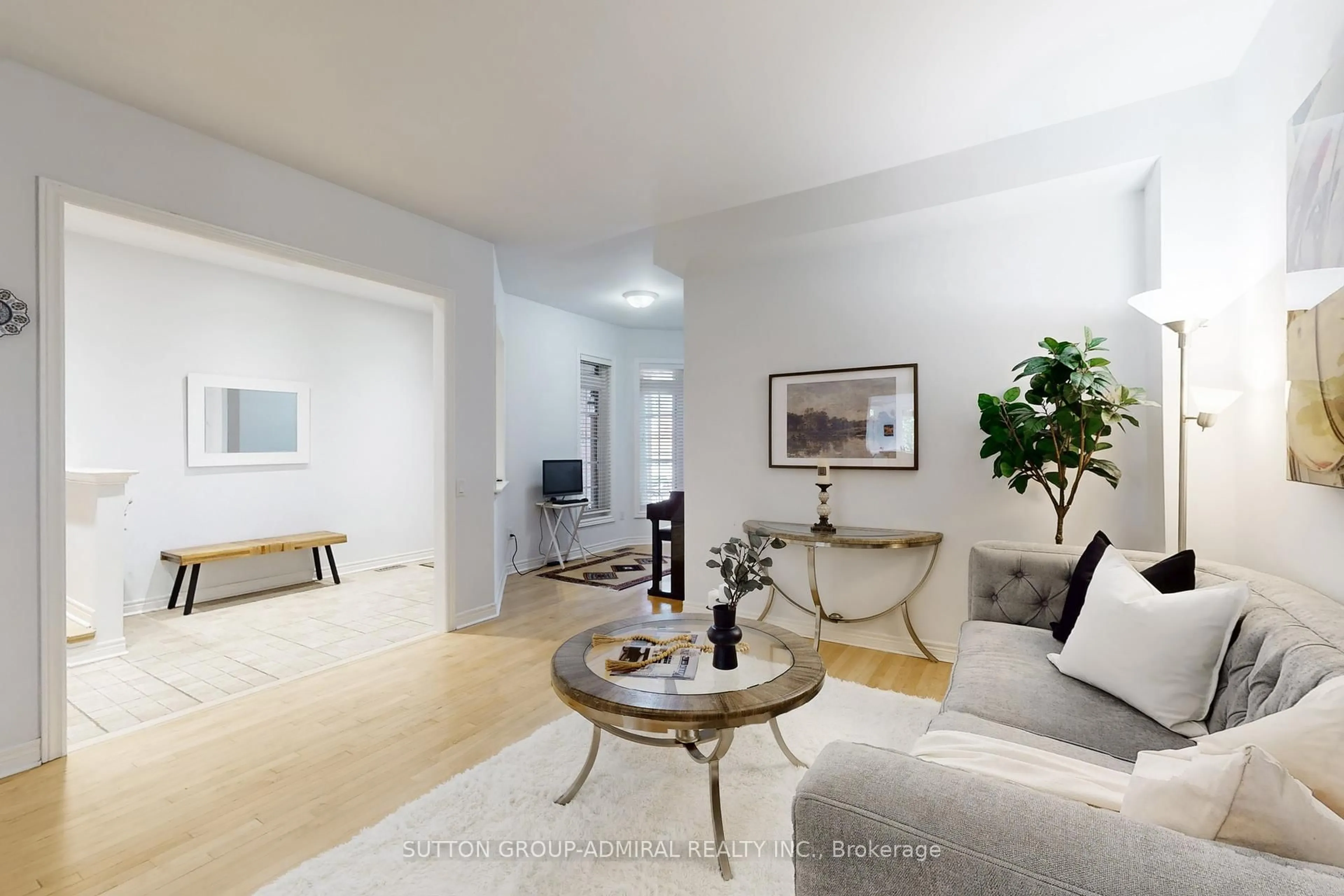 Living room with furniture, unknown for 76 Westbury Crt, Richmond Hill Ontario L4S 2L2